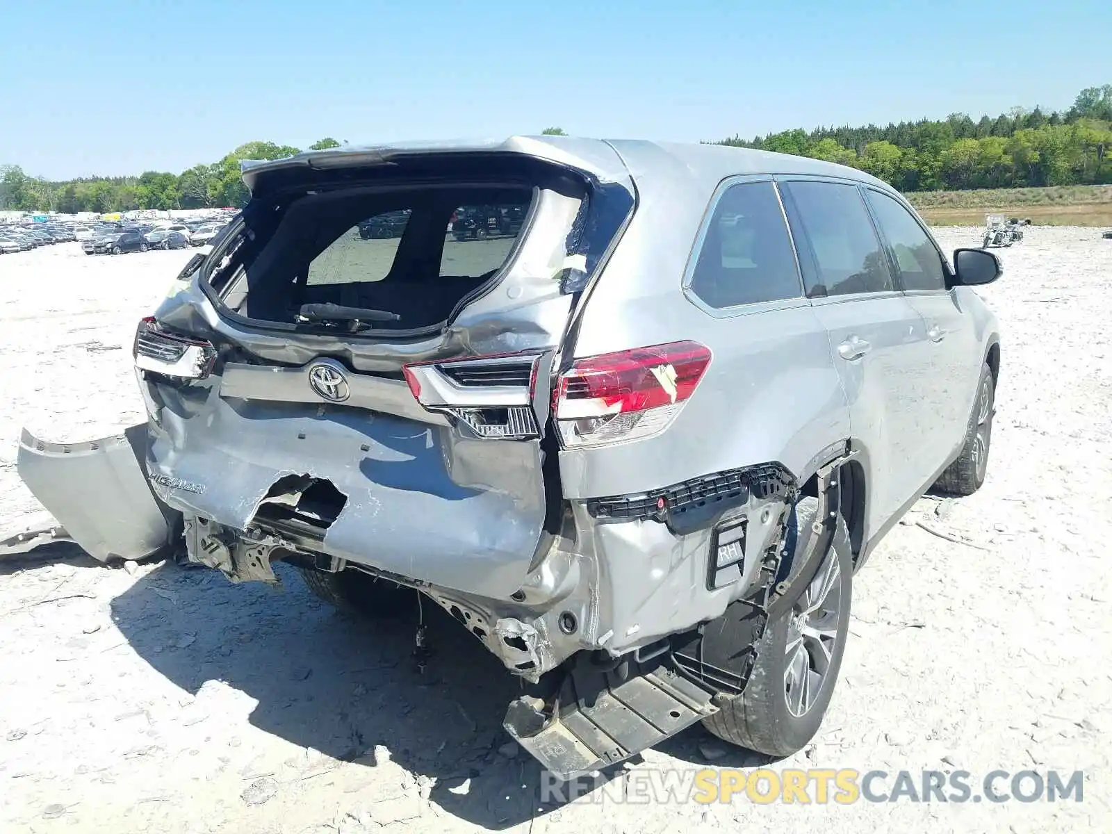 4 Photograph of a damaged car 5TDZARFH4KS042404 TOYOTA HIGHLANDER 2019