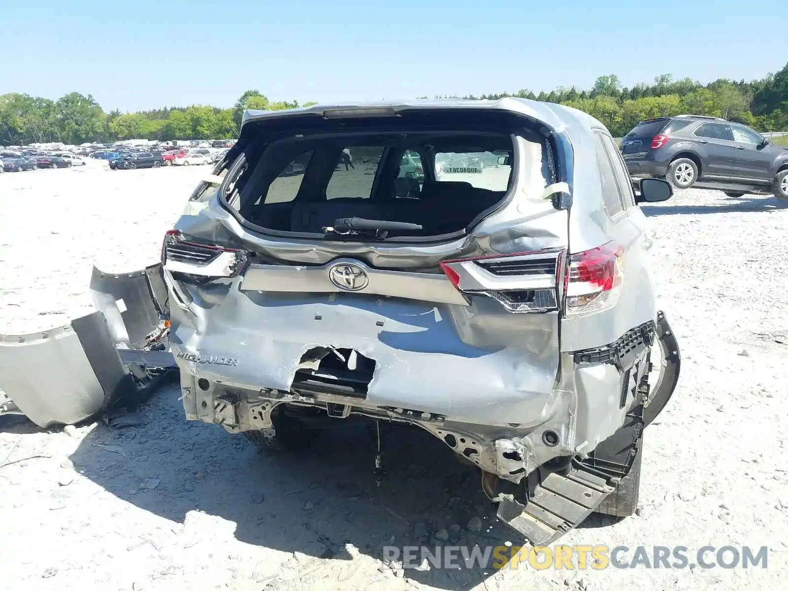 9 Photograph of a damaged car 5TDZARFH4KS042404 TOYOTA HIGHLANDER 2019