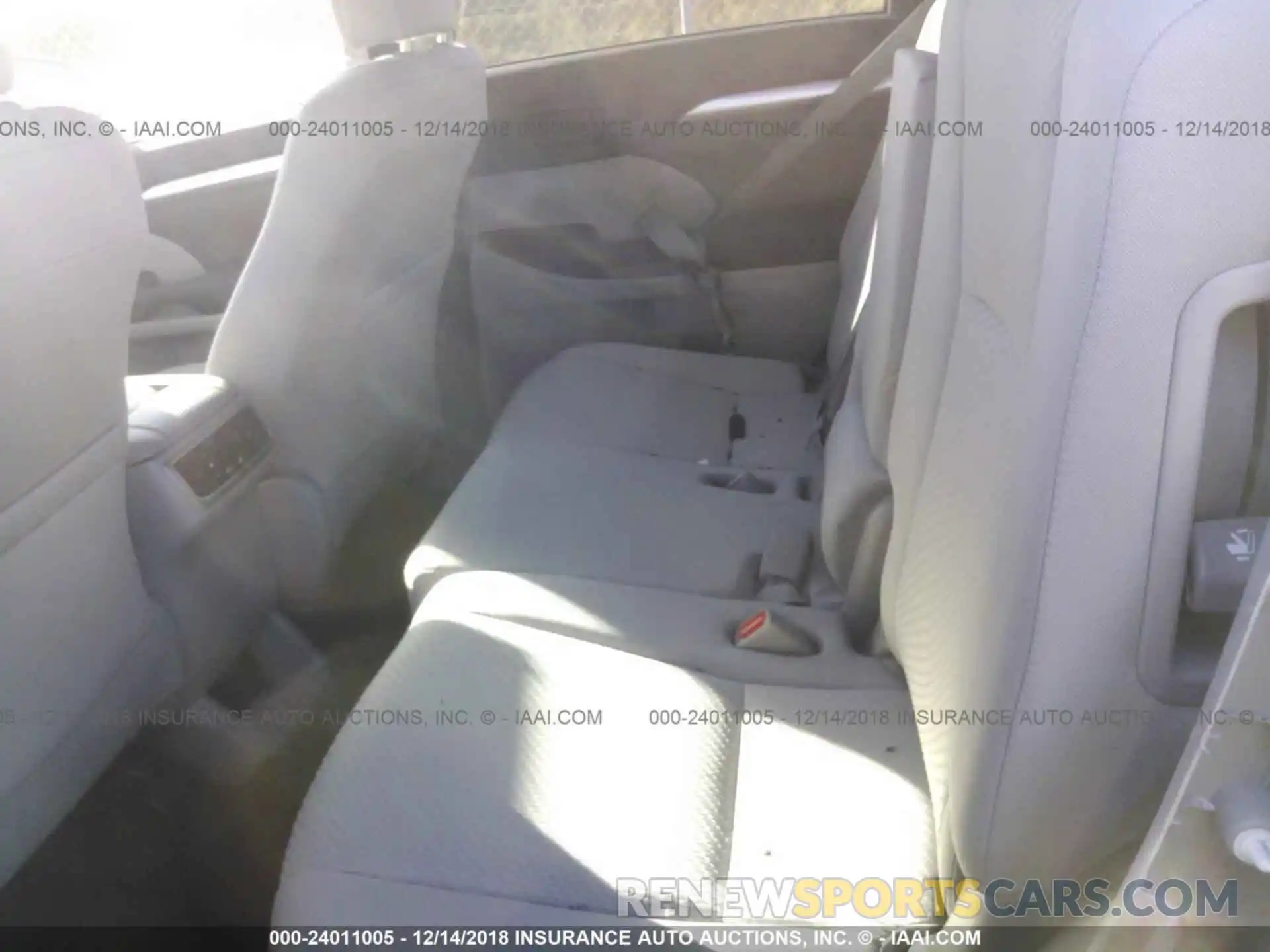 8 Photograph of a damaged car 5TDZARFH4KS042855 TOYOTA HIGHLANDER 2019