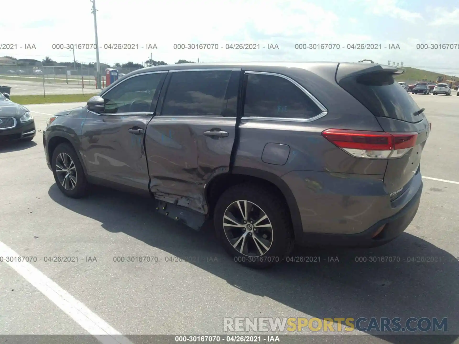 3 Photograph of a damaged car 5TDZARFH4KS045058 TOYOTA HIGHLANDER 2019