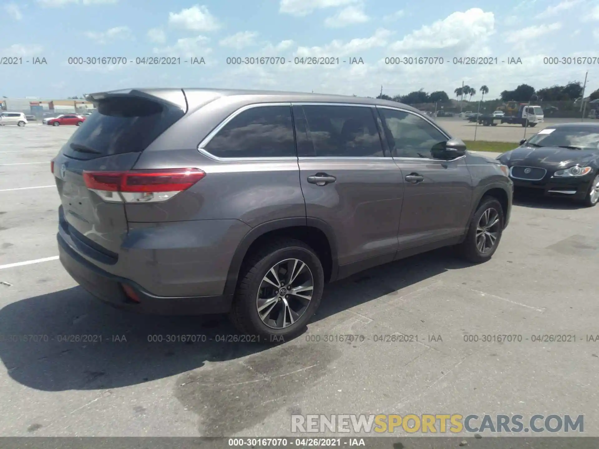 4 Photograph of a damaged car 5TDZARFH4KS045058 TOYOTA HIGHLANDER 2019