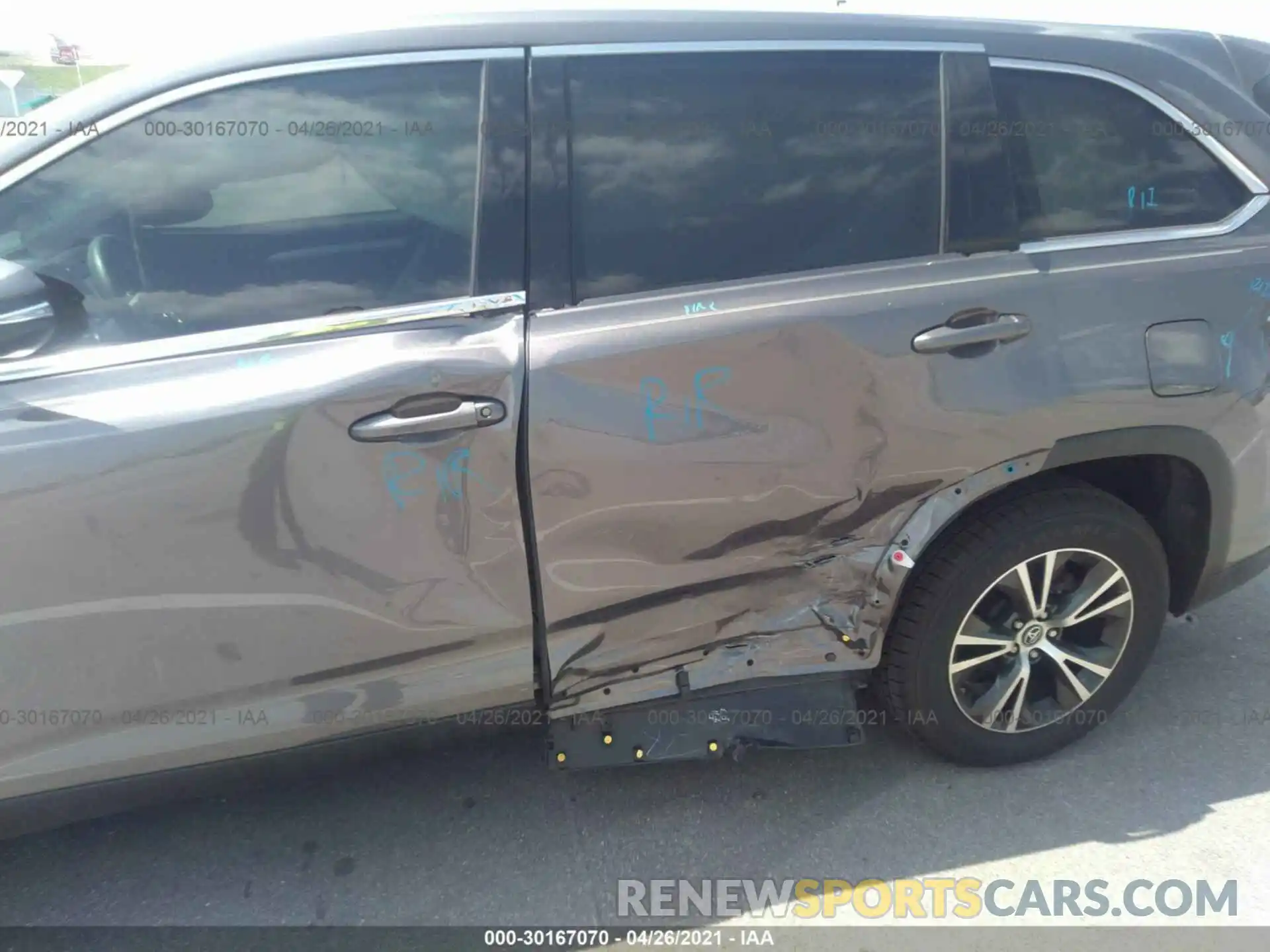 6 Photograph of a damaged car 5TDZARFH4KS045058 TOYOTA HIGHLANDER 2019