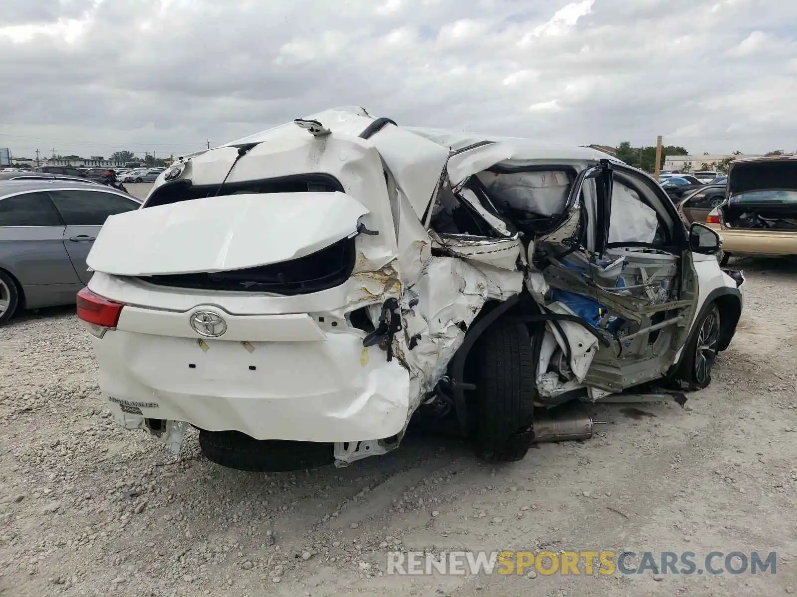 4 Photograph of a damaged car 5TDZARFH4KS046503 TOYOTA HIGHLANDER 2019