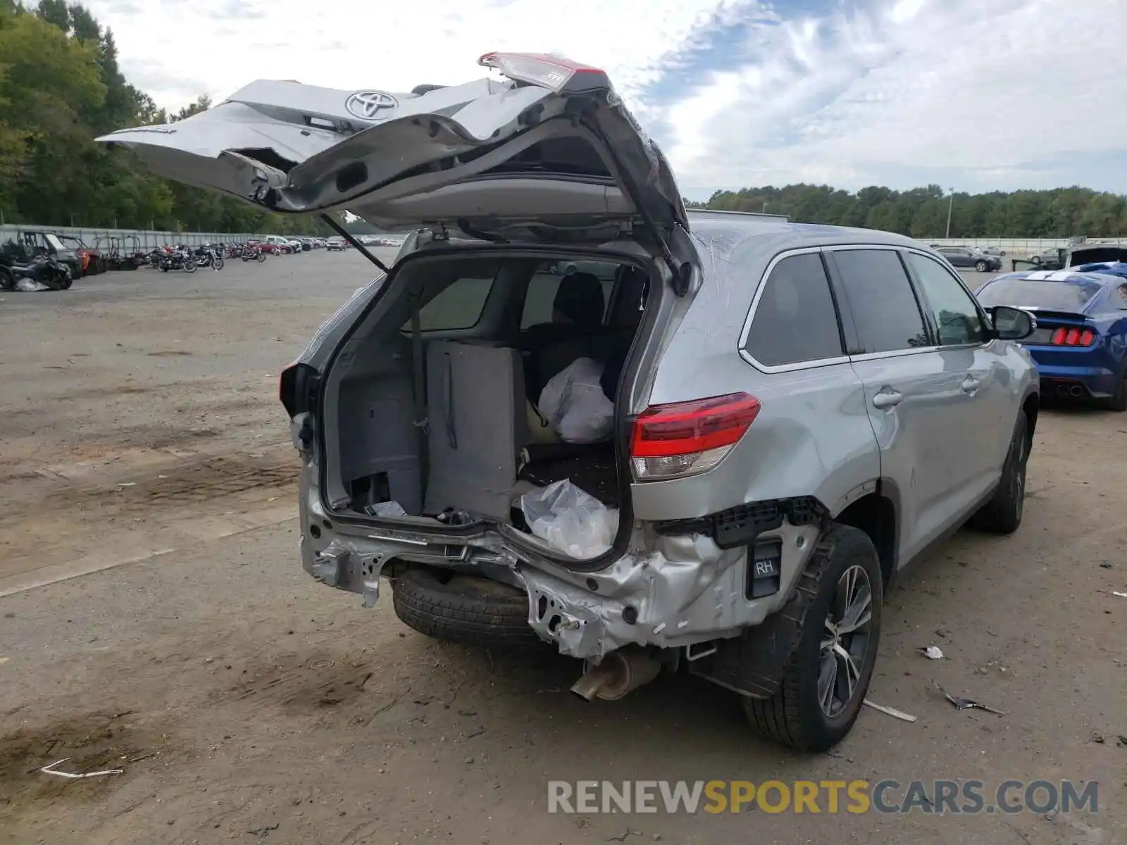 4 Photograph of a damaged car 5TDZARFH4KS046792 TOYOTA HIGHLANDER 2019