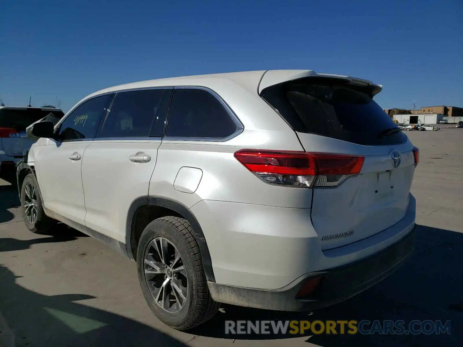 3 Photograph of a damaged car 5TDZARFH4KS047229 TOYOTA HIGHLANDER 2019