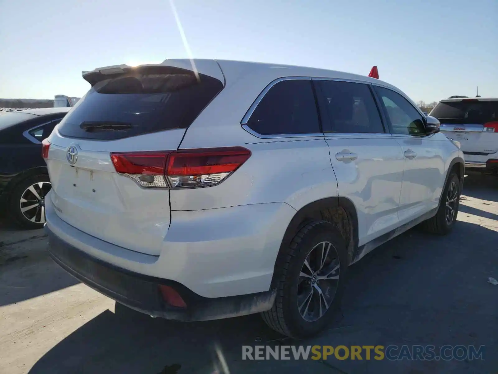 4 Photograph of a damaged car 5TDZARFH4KS047229 TOYOTA HIGHLANDER 2019