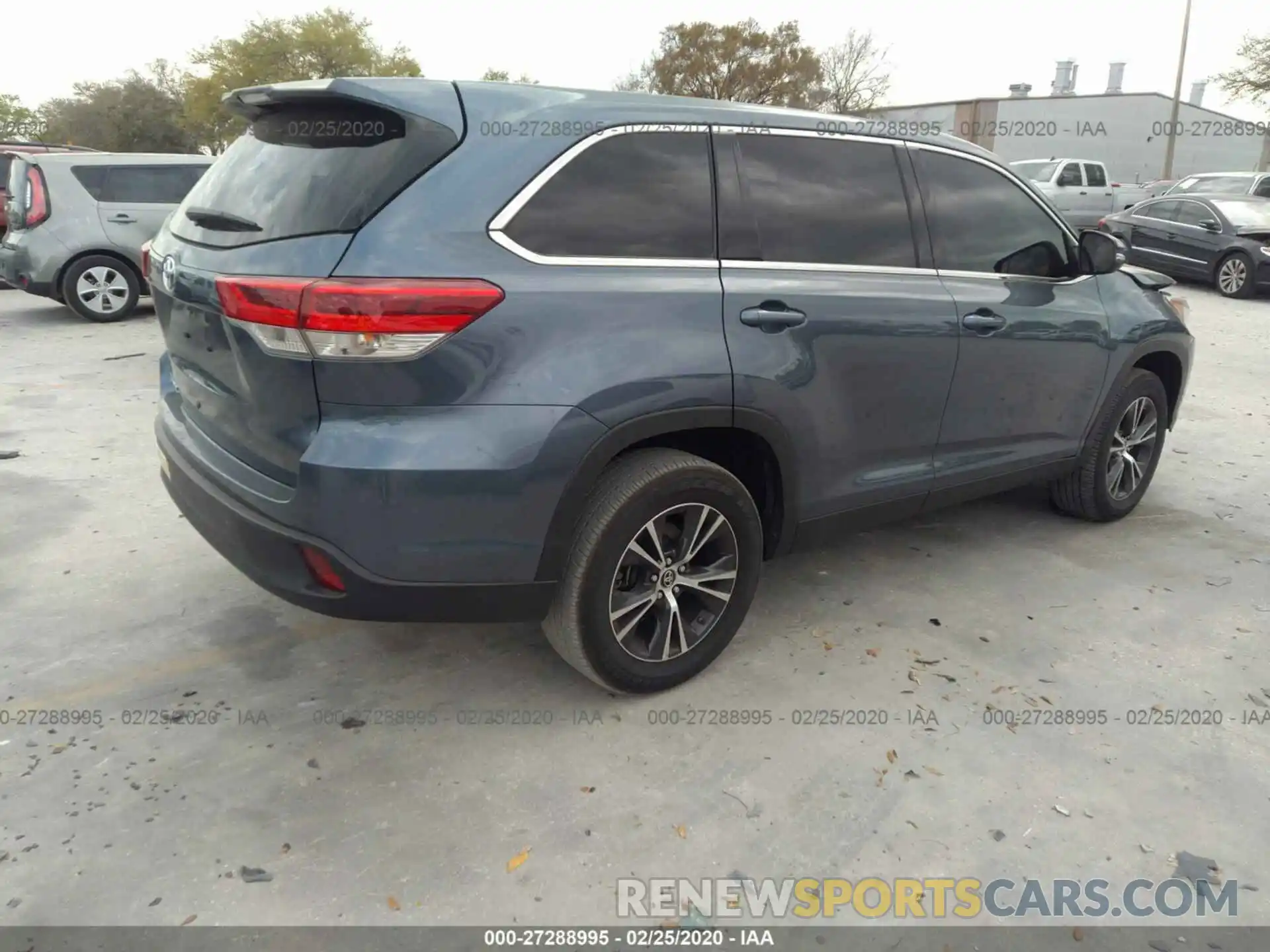 4 Photograph of a damaged car 5TDZARFH4KS048395 TOYOTA HIGHLANDER 2019