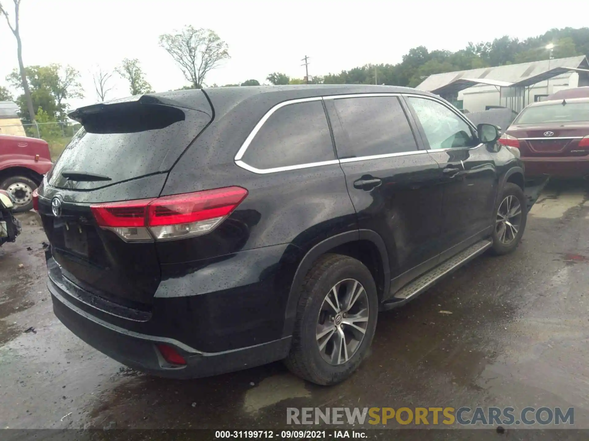 4 Photograph of a damaged car 5TDZARFH4KS049255 TOYOTA HIGHLANDER 2019