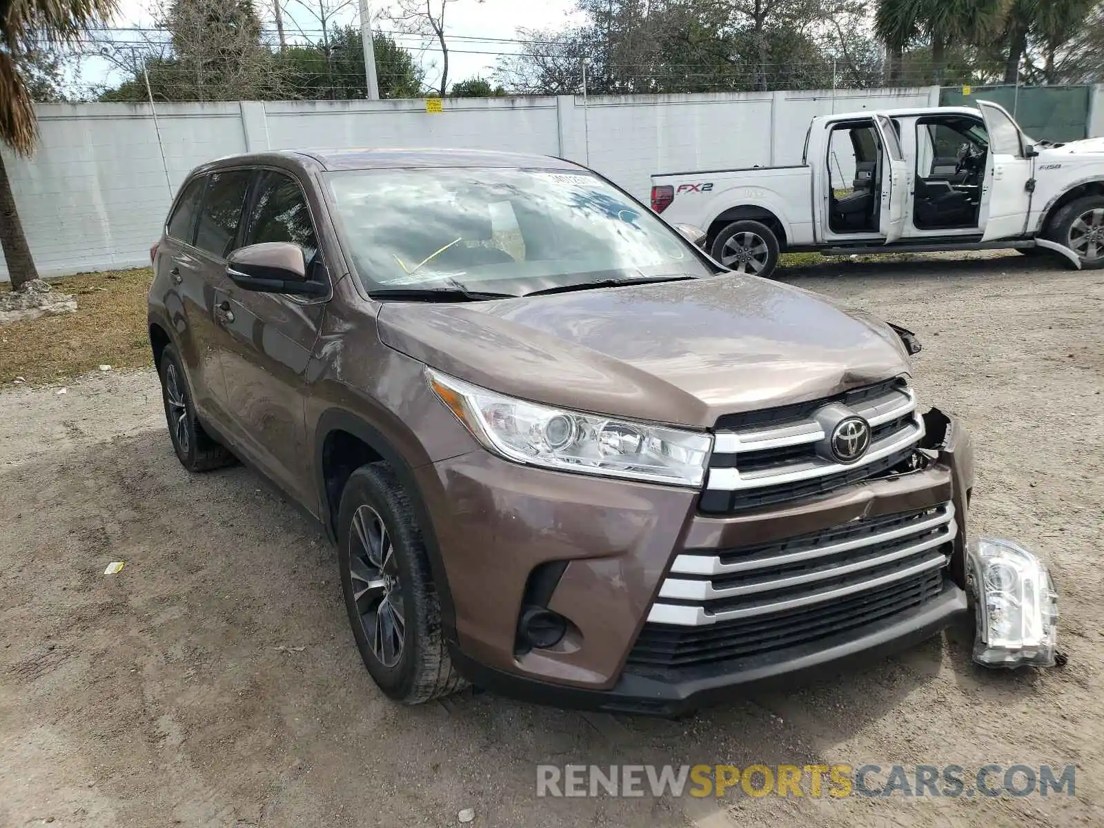 1 Photograph of a damaged car 5TDZARFH4KS049322 TOYOTA HIGHLANDER 2019