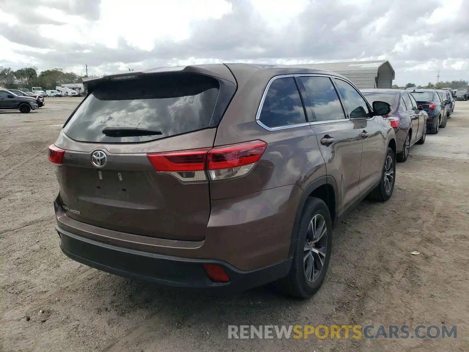 4 Photograph of a damaged car 5TDZARFH4KS049322 TOYOTA HIGHLANDER 2019