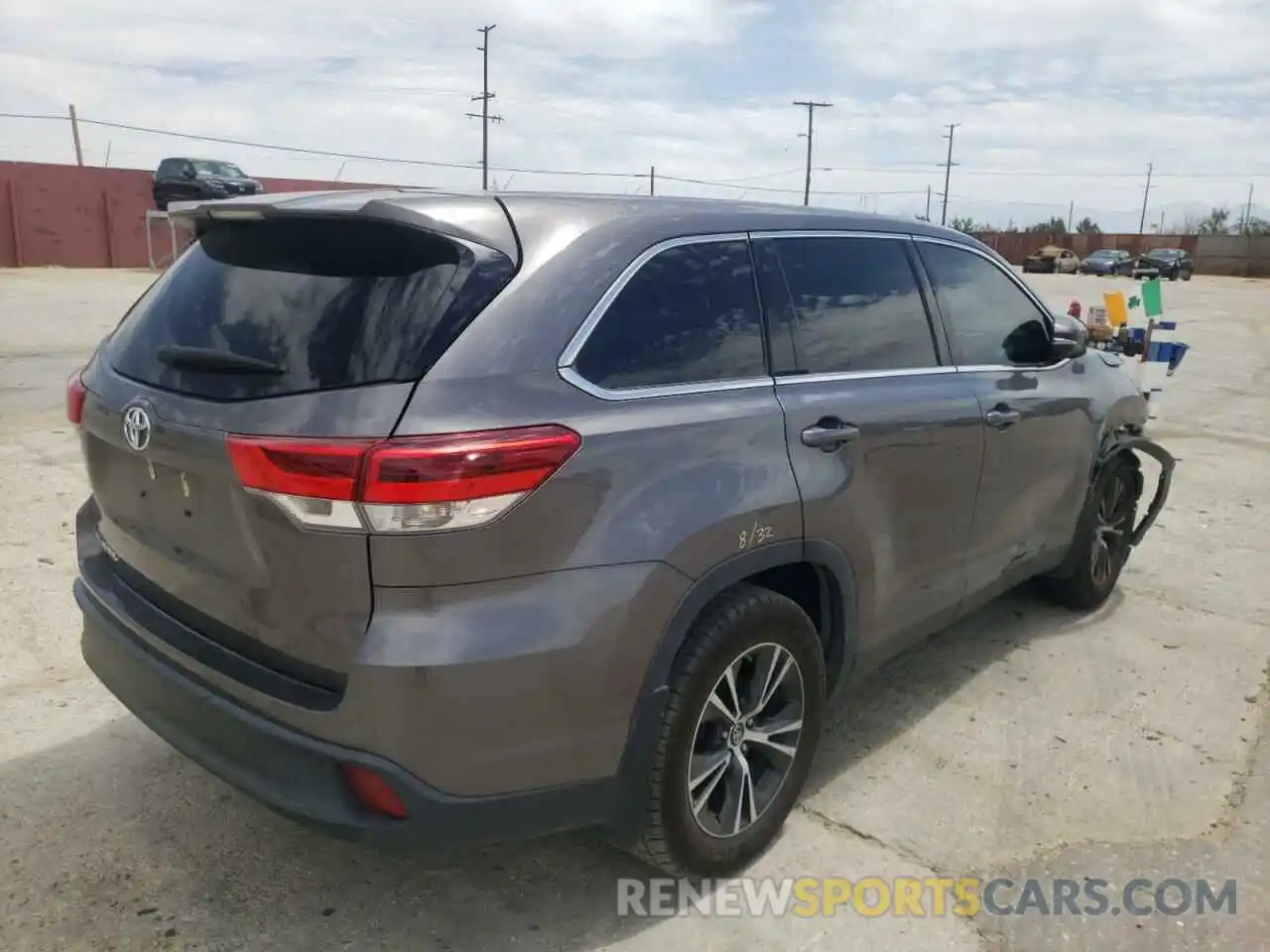 4 Photograph of a damaged car 5TDZARFH4KS050888 TOYOTA HIGHLANDER 2019