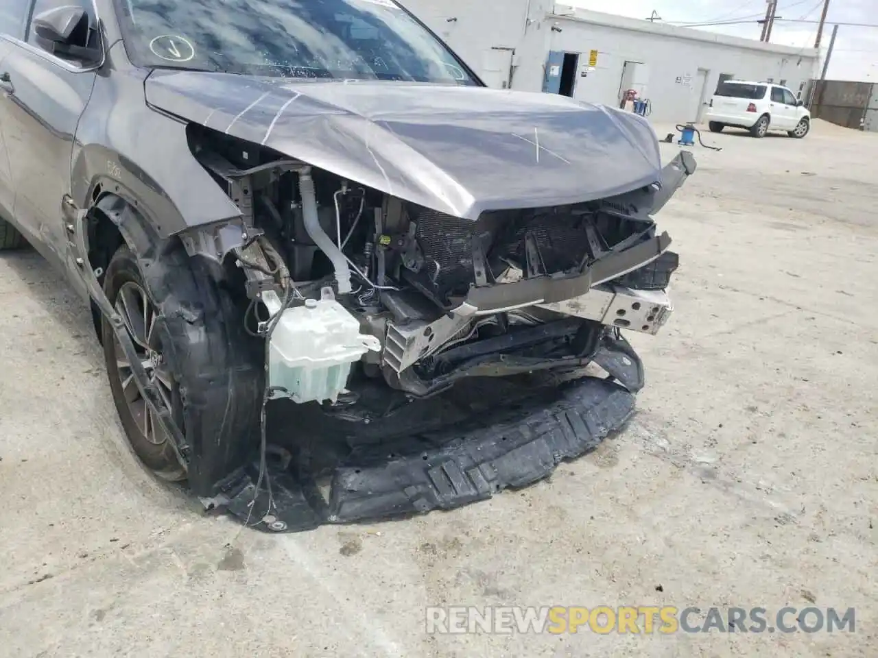 9 Photograph of a damaged car 5TDZARFH4KS050888 TOYOTA HIGHLANDER 2019