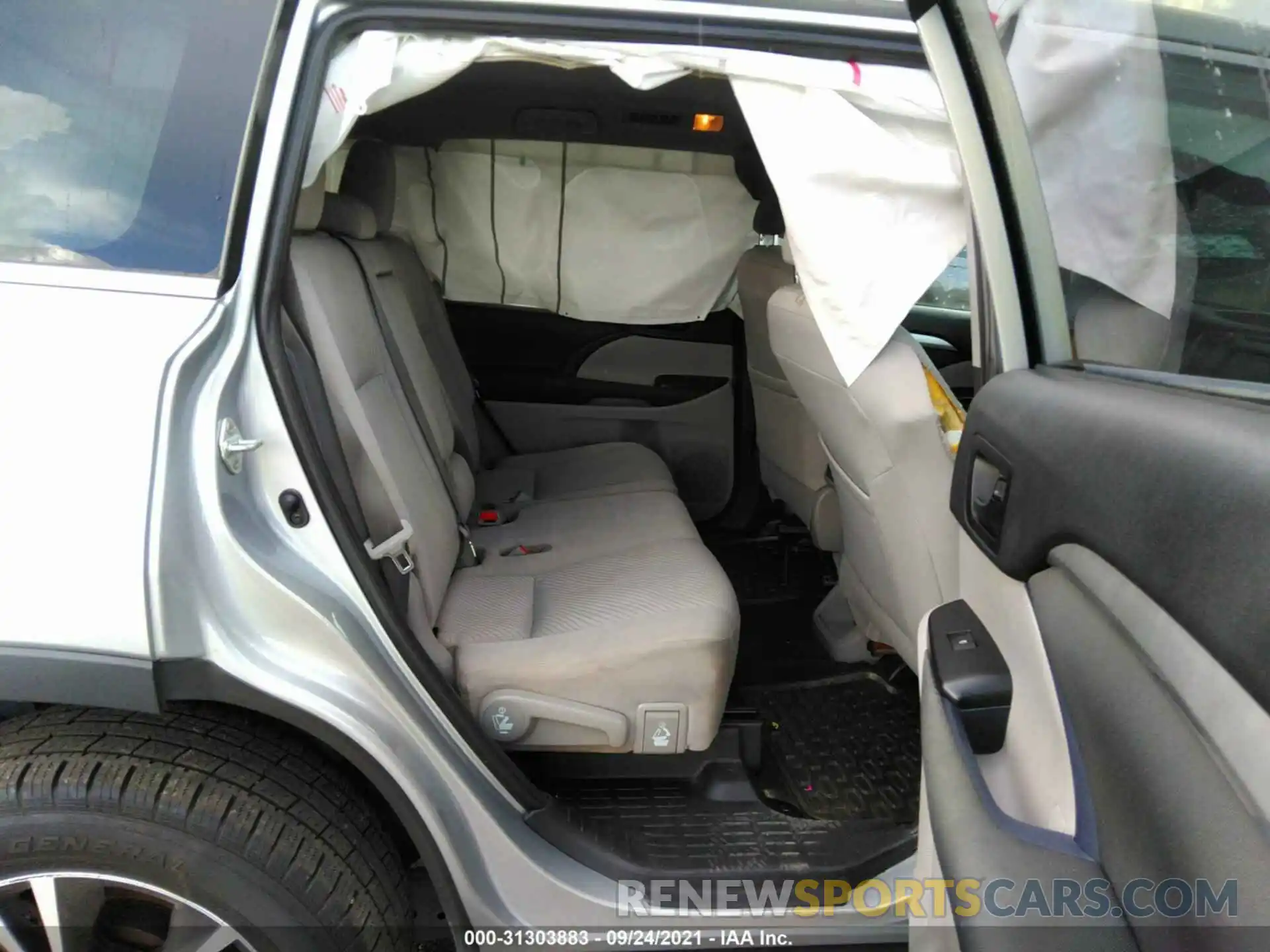 8 Photograph of a damaged car 5TDZARFH4KS052155 TOYOTA HIGHLANDER 2019