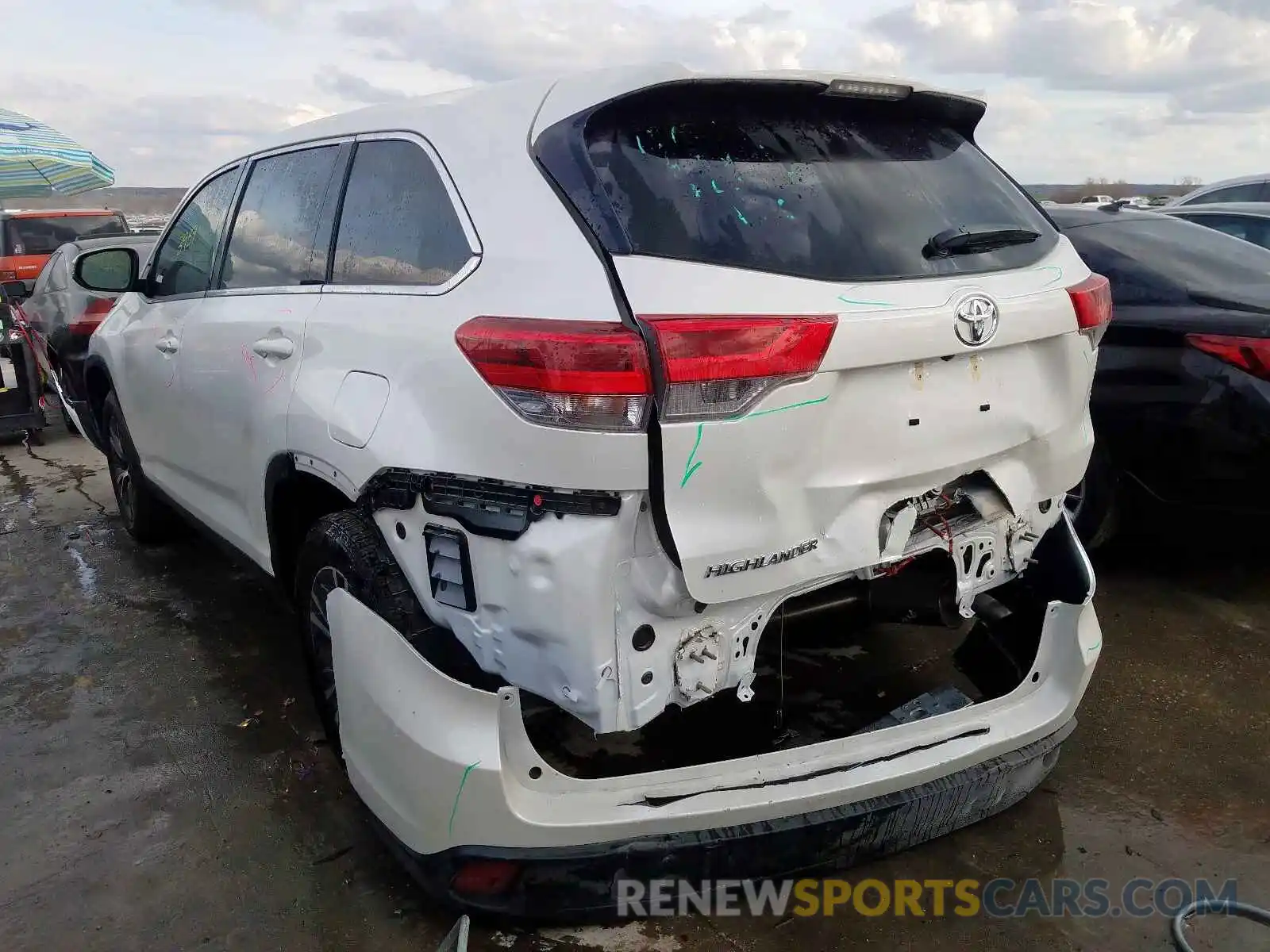 3 Photograph of a damaged car 5TDZARFH4KS053113 TOYOTA HIGHLANDER 2019