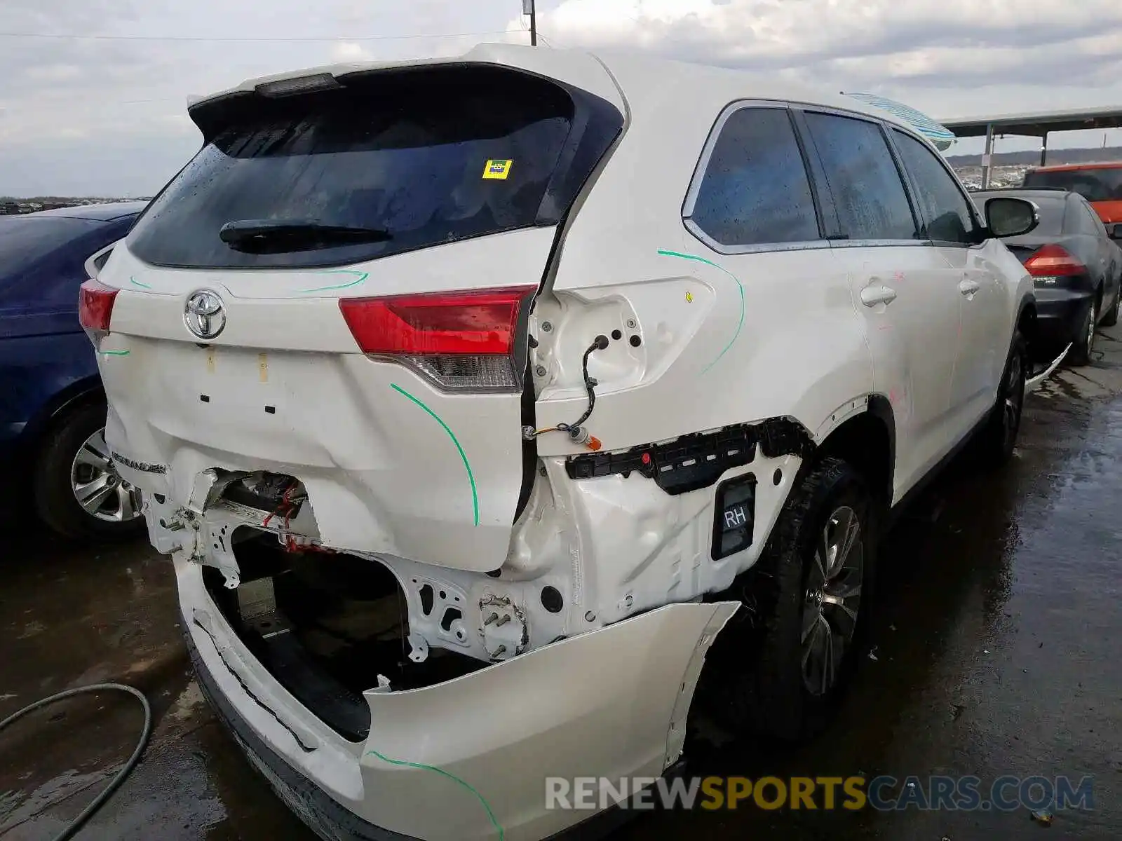 4 Photograph of a damaged car 5TDZARFH4KS053113 TOYOTA HIGHLANDER 2019