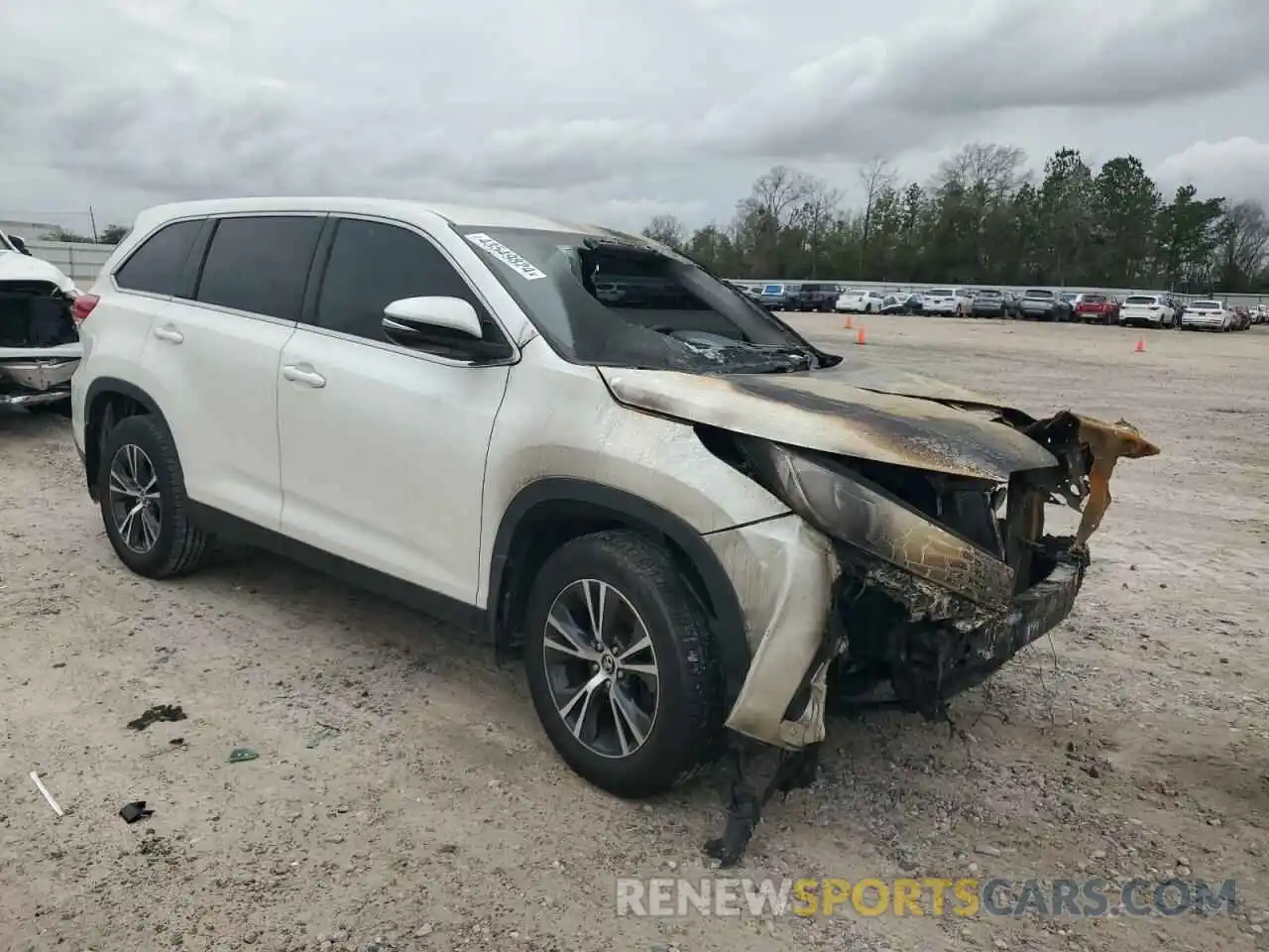 4 Photograph of a damaged car 5TDZARFH4KS053581 TOYOTA HIGHLANDER 2019