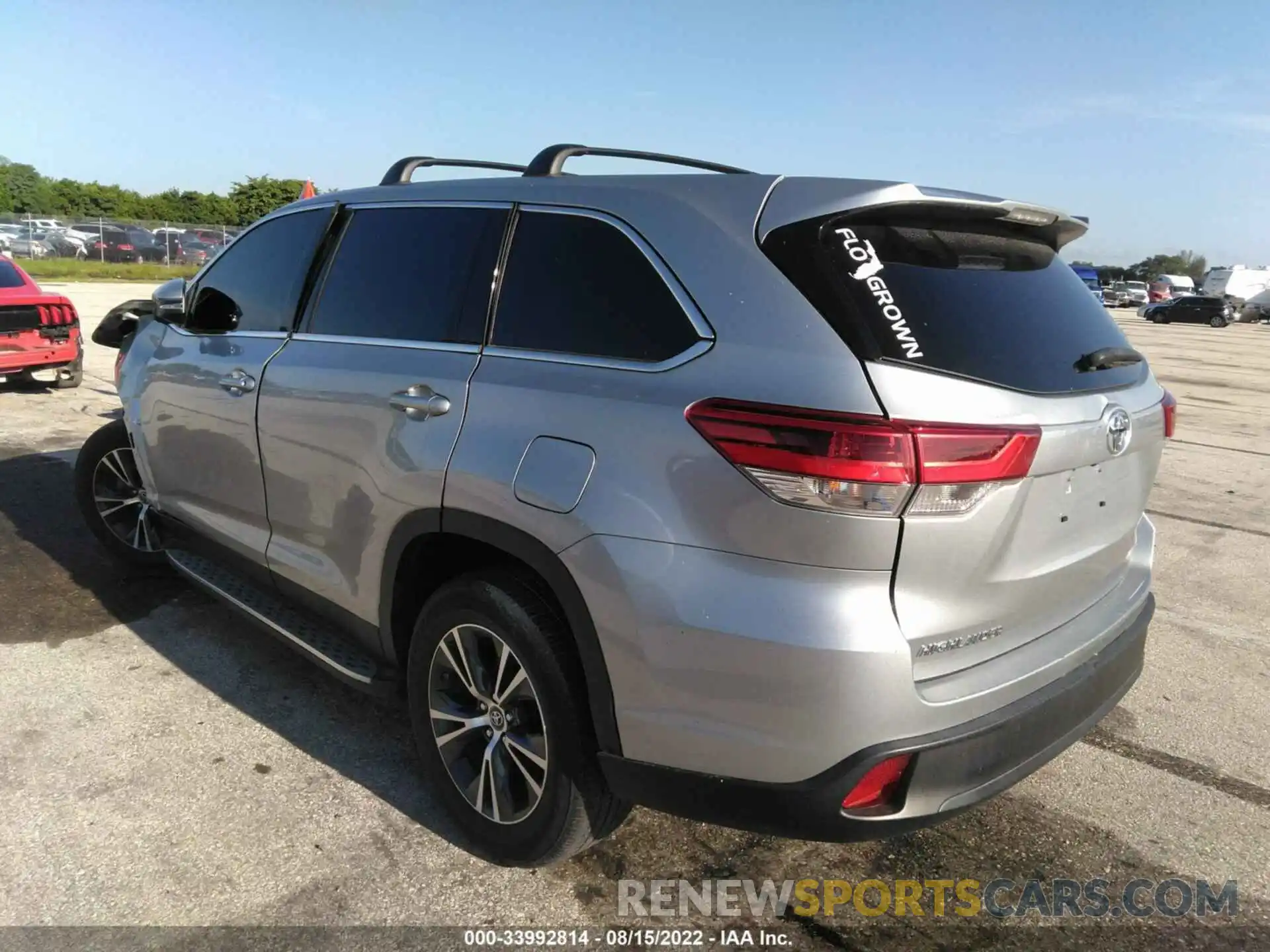 3 Photograph of a damaged car 5TDZARFH4KS055248 TOYOTA HIGHLANDER 2019