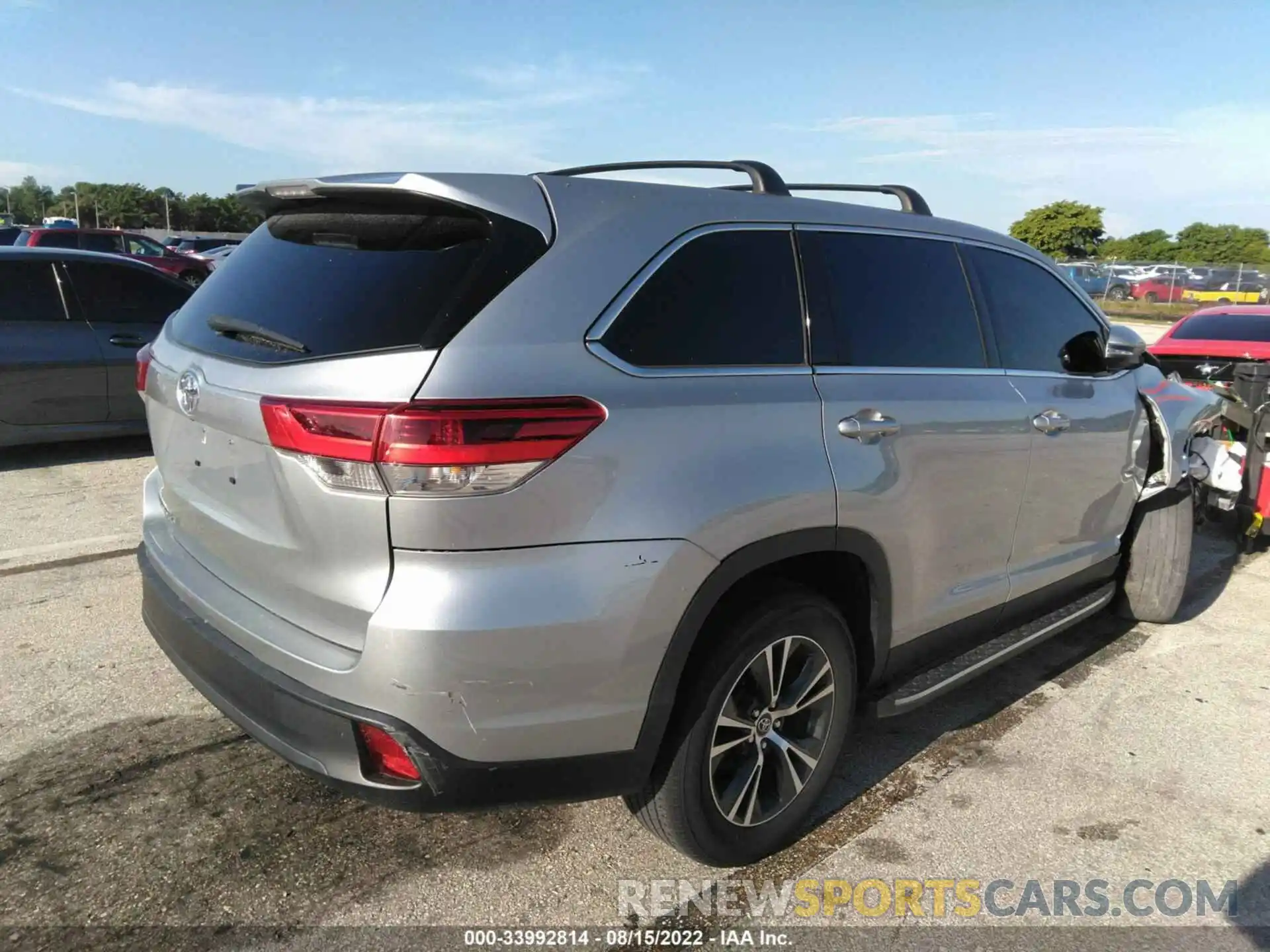 4 Photograph of a damaged car 5TDZARFH4KS055248 TOYOTA HIGHLANDER 2019