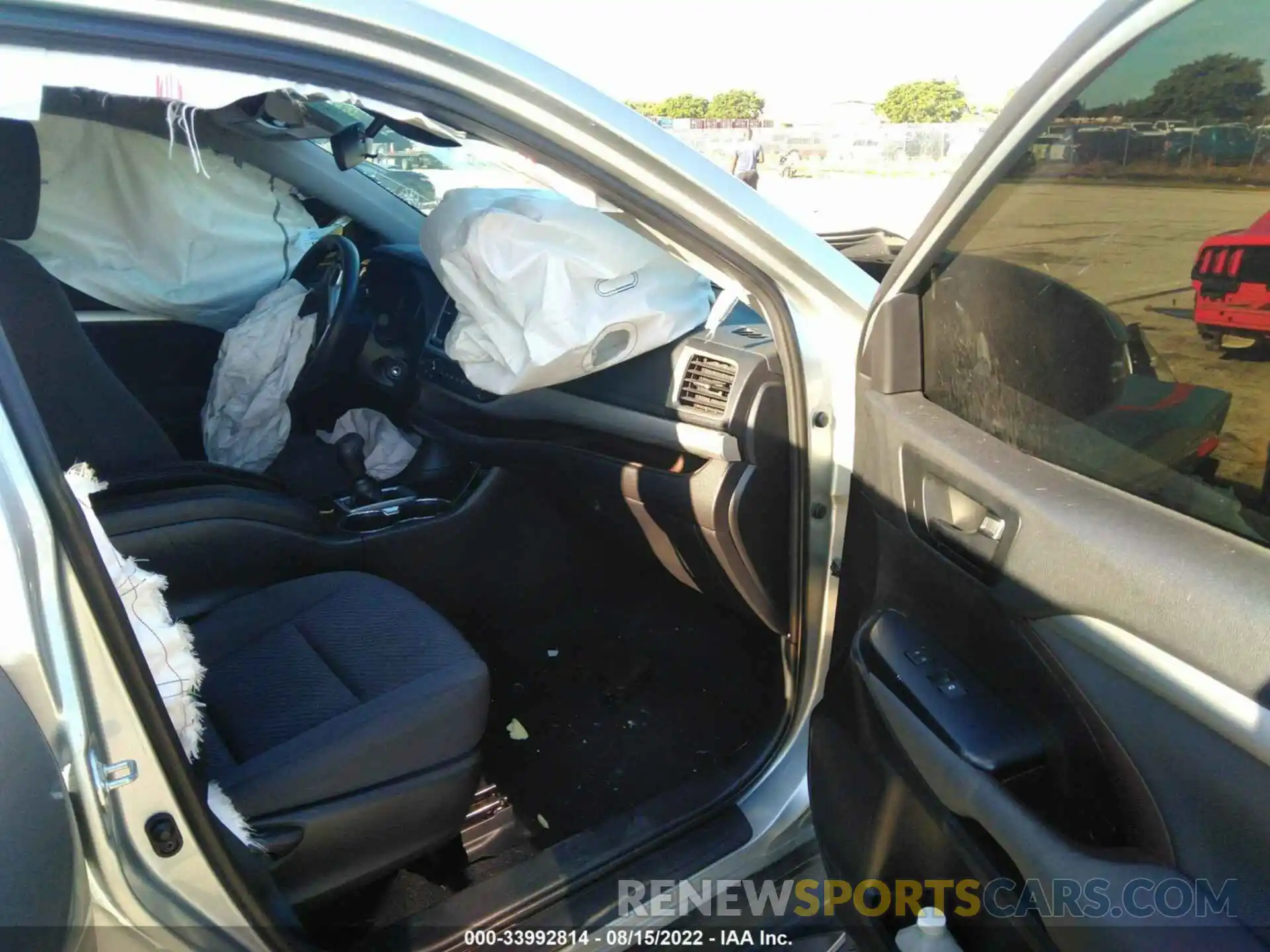 5 Photograph of a damaged car 5TDZARFH4KS055248 TOYOTA HIGHLANDER 2019