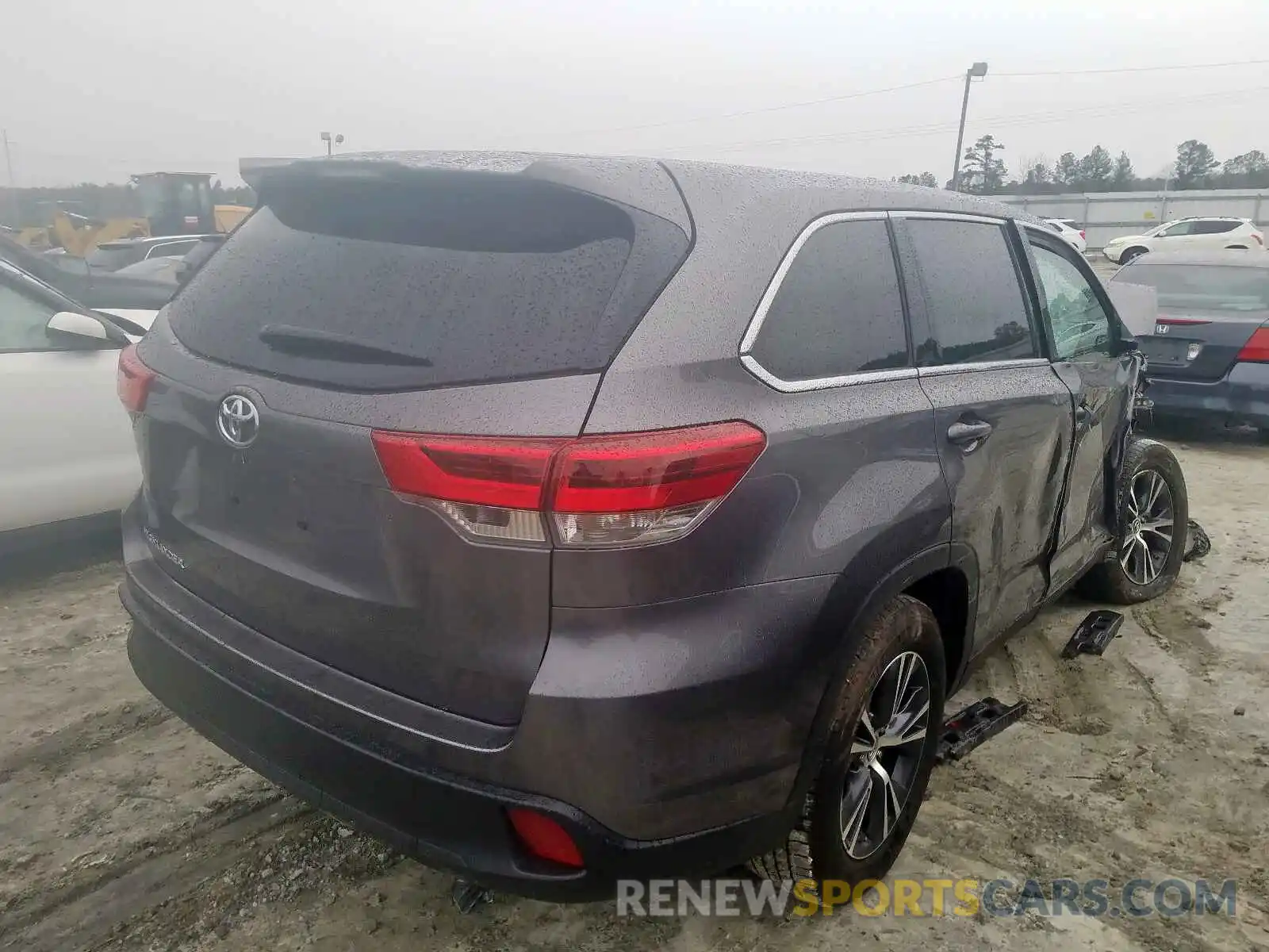 4 Photograph of a damaged car 5TDZARFH4KS055296 TOYOTA HIGHLANDER 2019