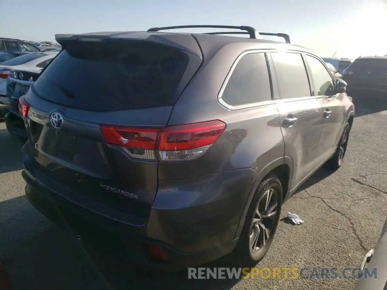 4 Photograph of a damaged car 5TDZARFH4KS055458 TOYOTA HIGHLANDER 2019