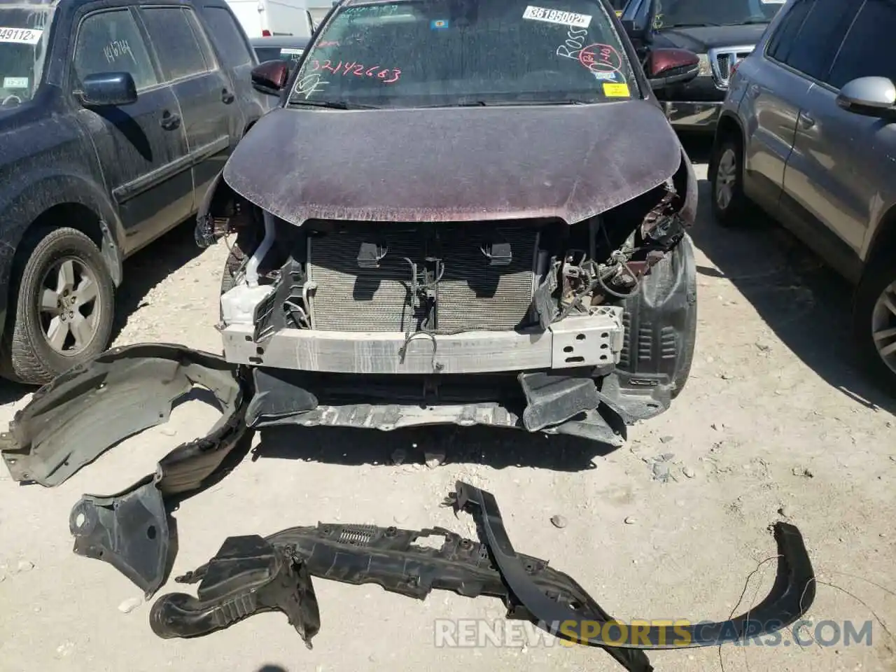 9 Photograph of a damaged car 5TDZARFH4KS056755 TOYOTA HIGHLANDER 2019