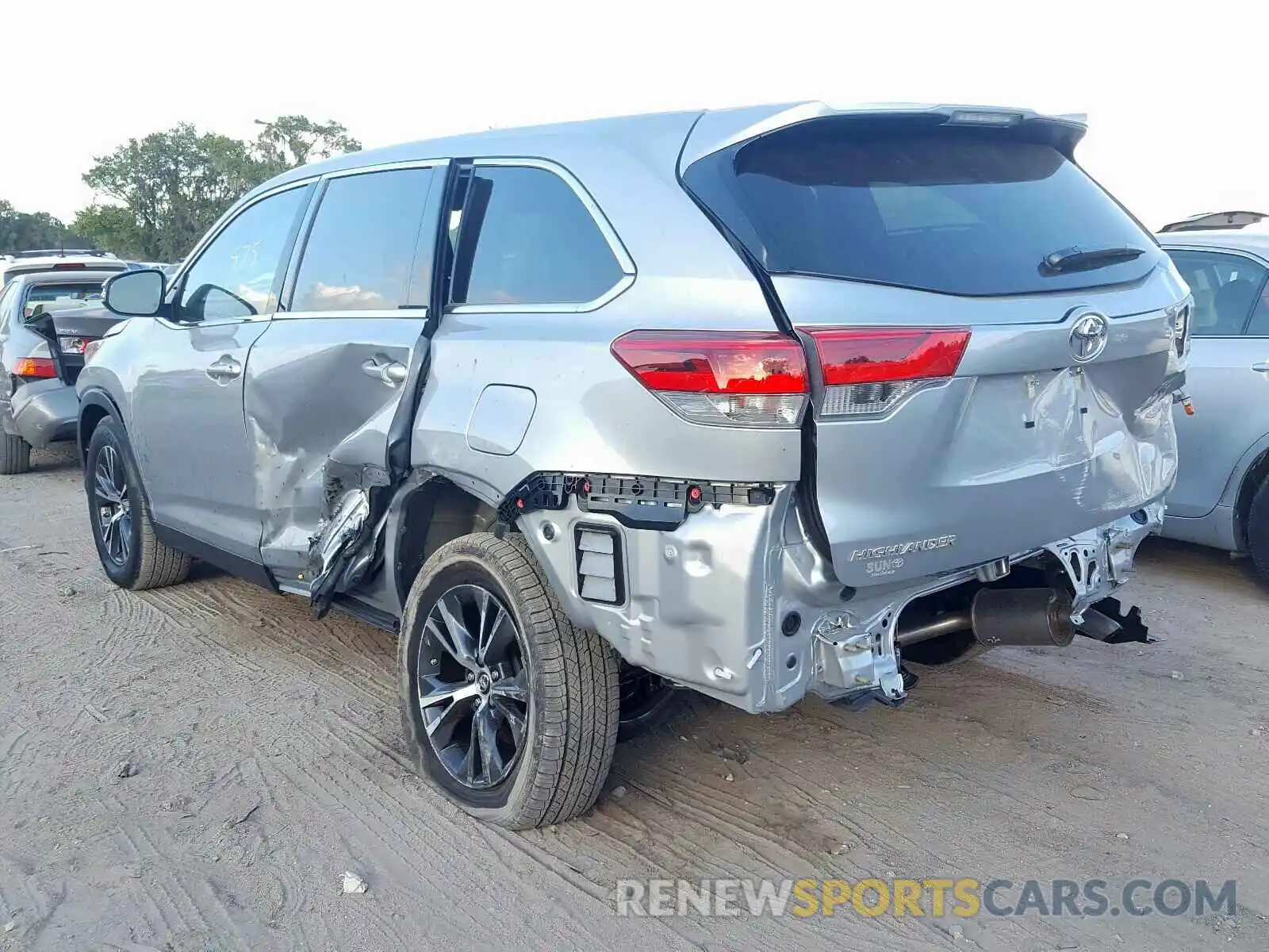 3 Photograph of a damaged car 5TDZARFH4KS057274 TOYOTA HIGHLANDER 2019