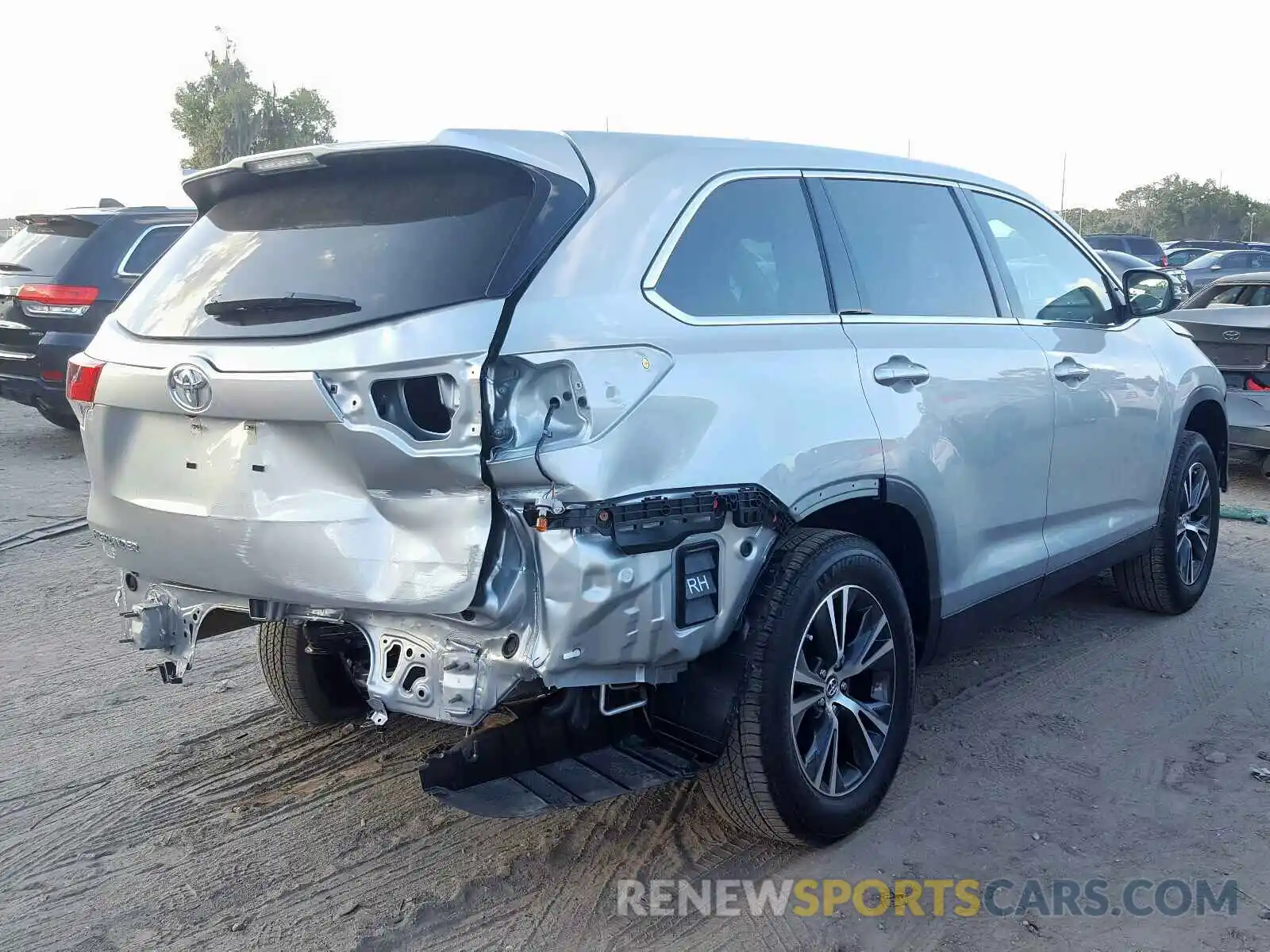 4 Photograph of a damaged car 5TDZARFH4KS057274 TOYOTA HIGHLANDER 2019