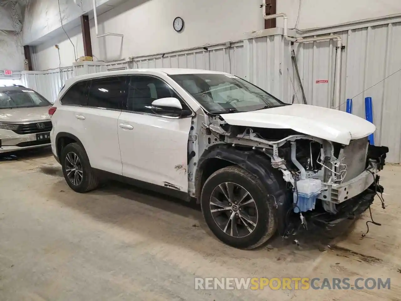 4 Photograph of a damaged car 5TDZARFH4KS057288 TOYOTA HIGHLANDER 2019