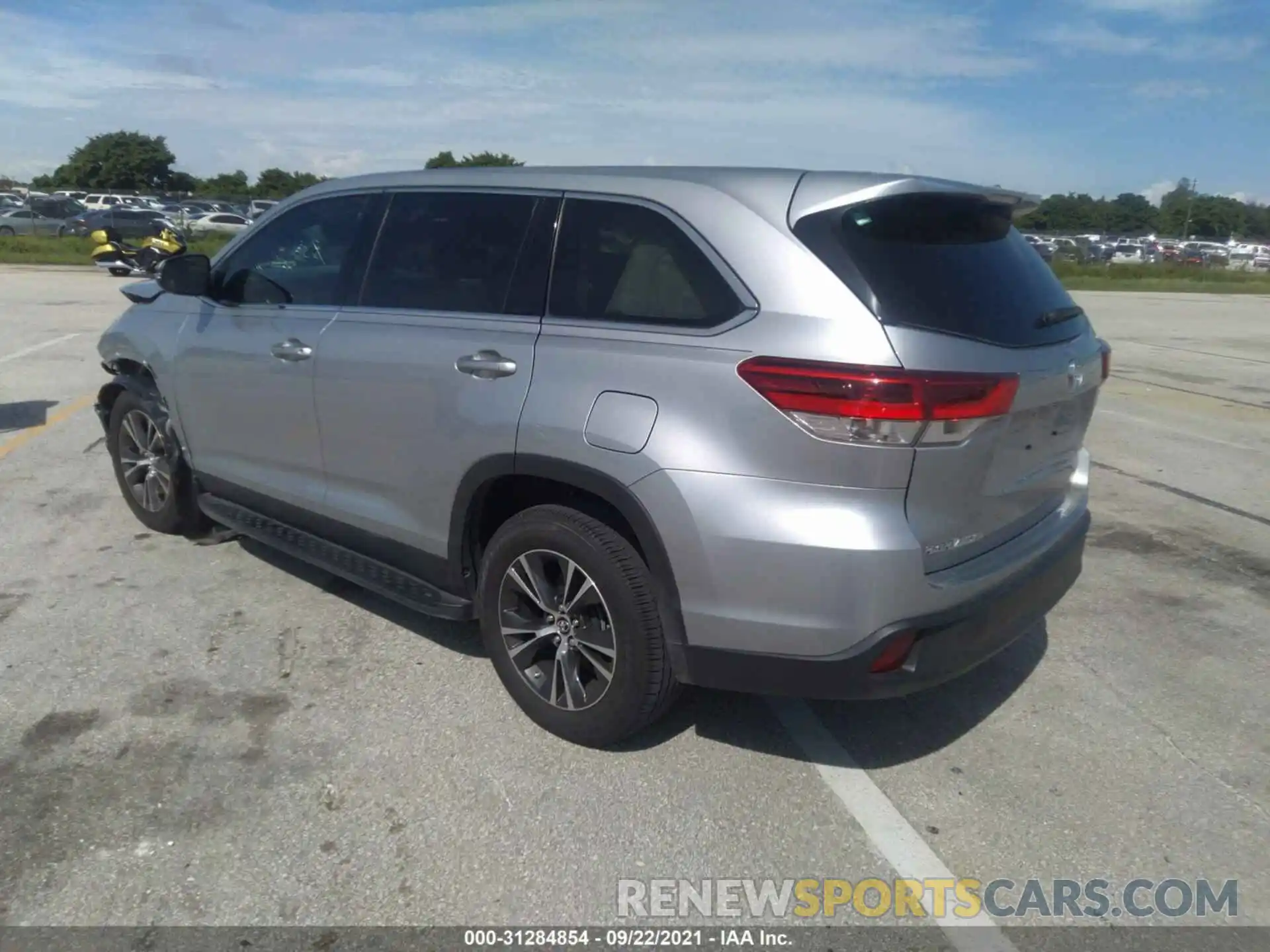 3 Photograph of a damaged car 5TDZARFH4KS059574 TOYOTA HIGHLANDER 2019