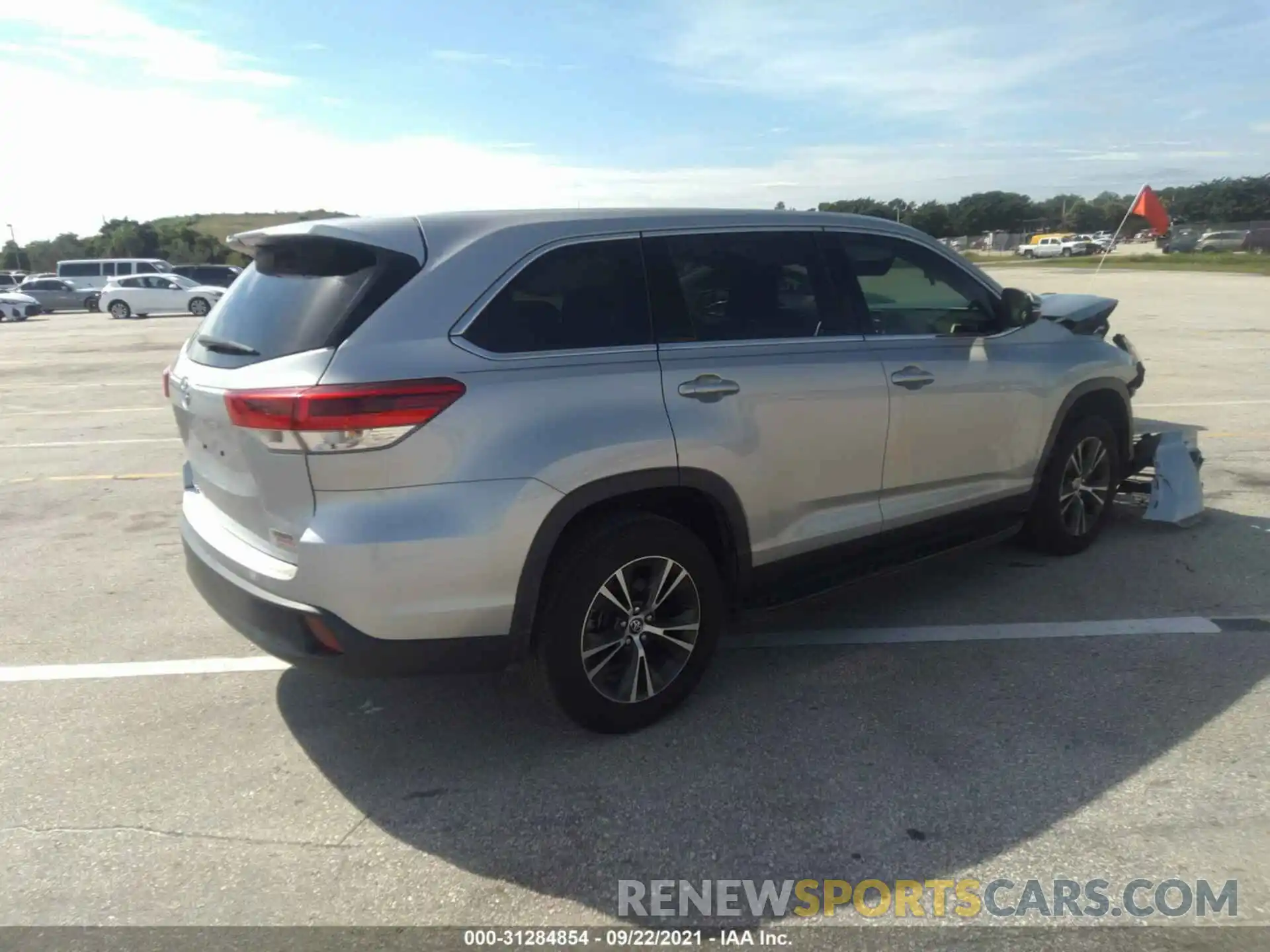 4 Photograph of a damaged car 5TDZARFH4KS059574 TOYOTA HIGHLANDER 2019