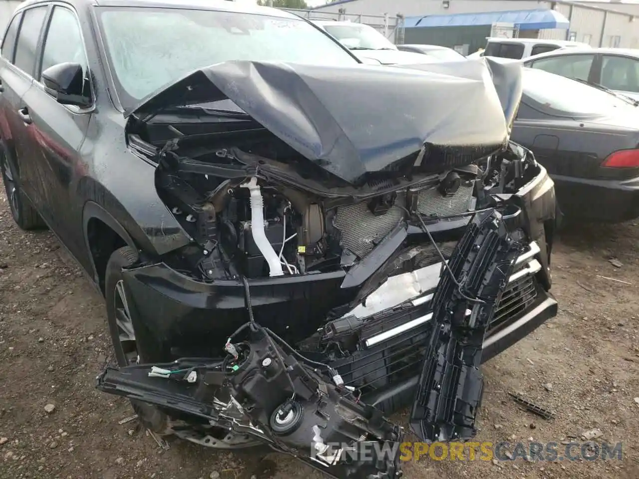 9 Photograph of a damaged car 5TDZARFH4KS059767 TOYOTA HIGHLANDER 2019