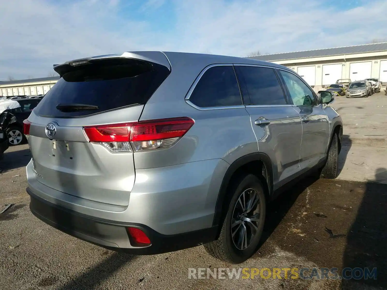 4 Photograph of a damaged car 5TDZARFH5KS044081 TOYOTA HIGHLANDER 2019