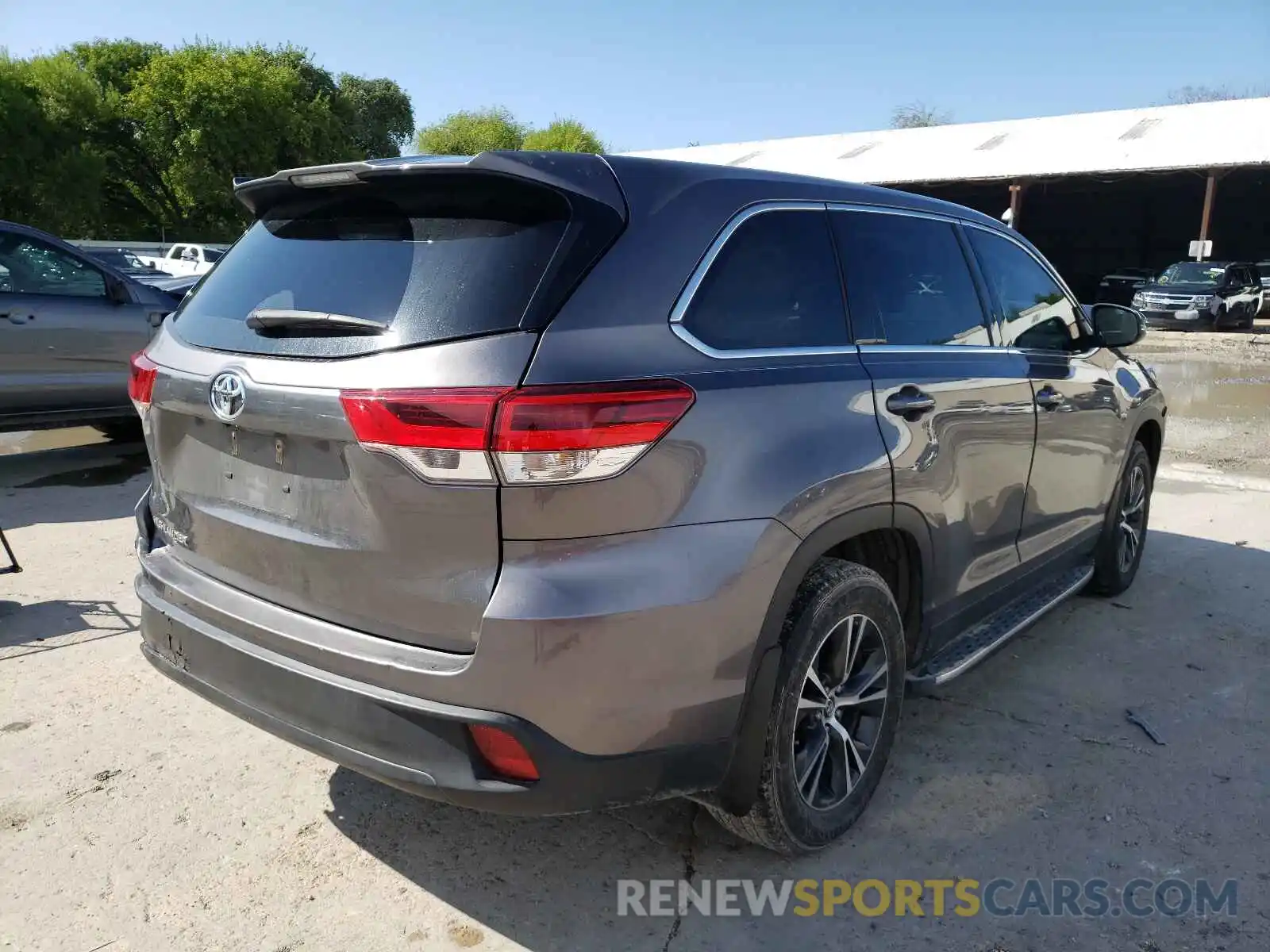 4 Photograph of a damaged car 5TDZARFH5KS044386 TOYOTA HIGHLANDER 2019