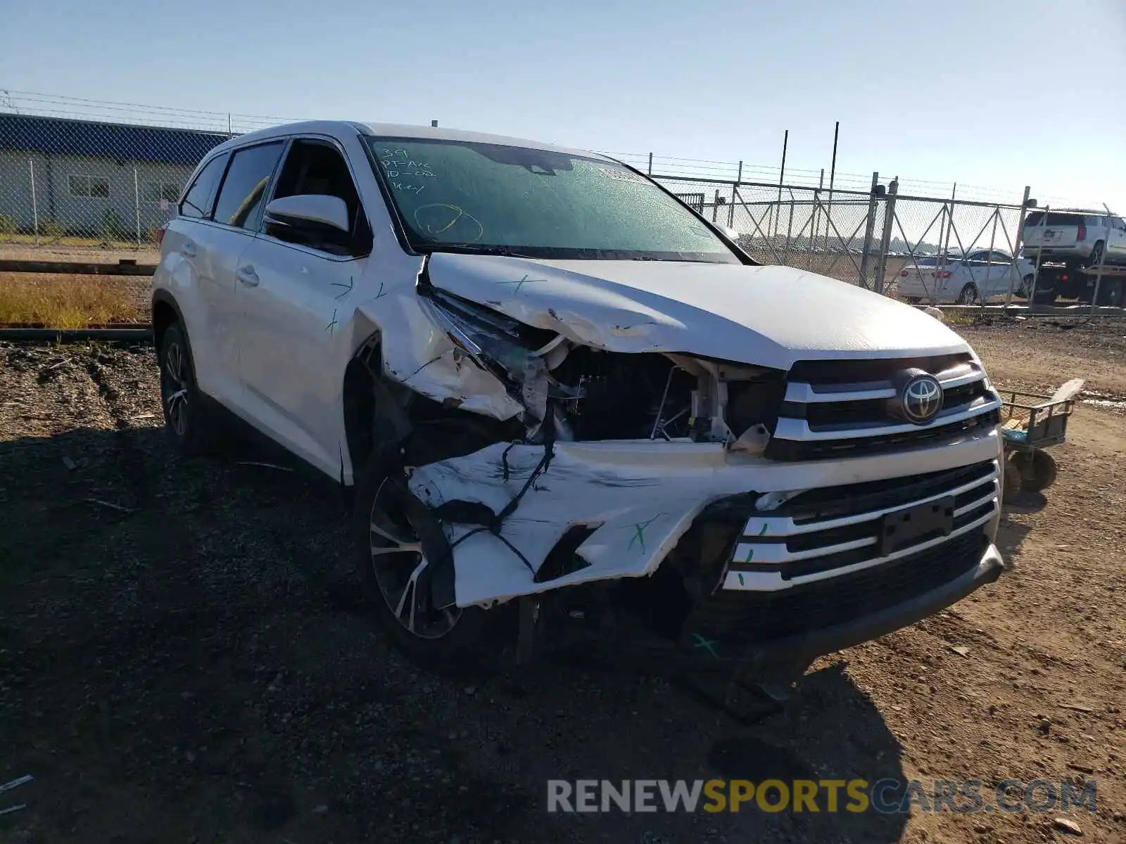 1 Photograph of a damaged car 5TDZARFH5KS044839 TOYOTA HIGHLANDER 2019