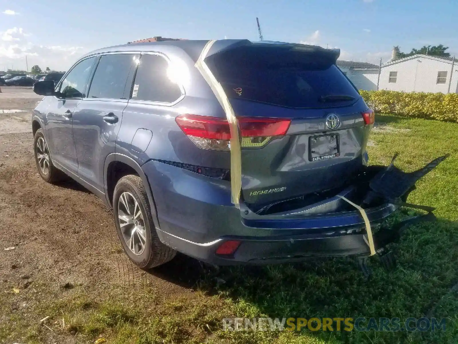 3 Photograph of a damaged car 5TDZARFH5KS045442 TOYOTA HIGHLANDER 2019