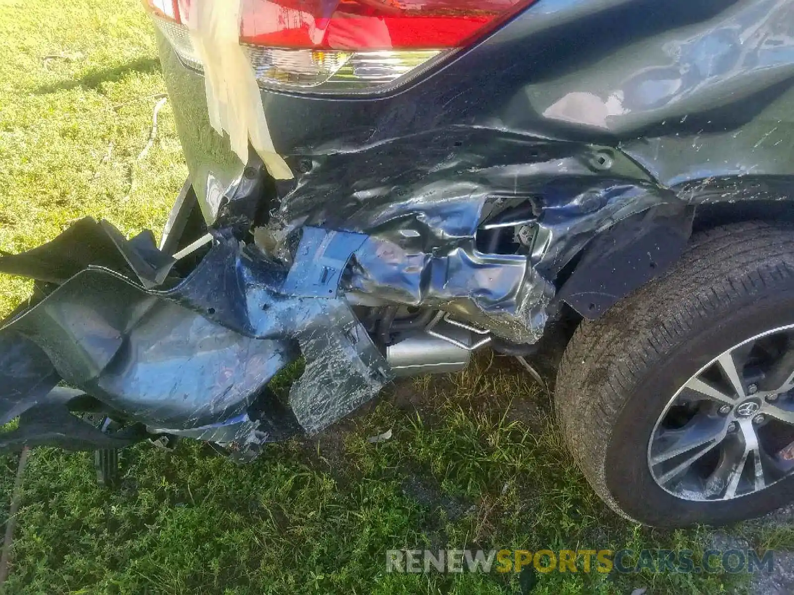 9 Photograph of a damaged car 5TDZARFH5KS045442 TOYOTA HIGHLANDER 2019