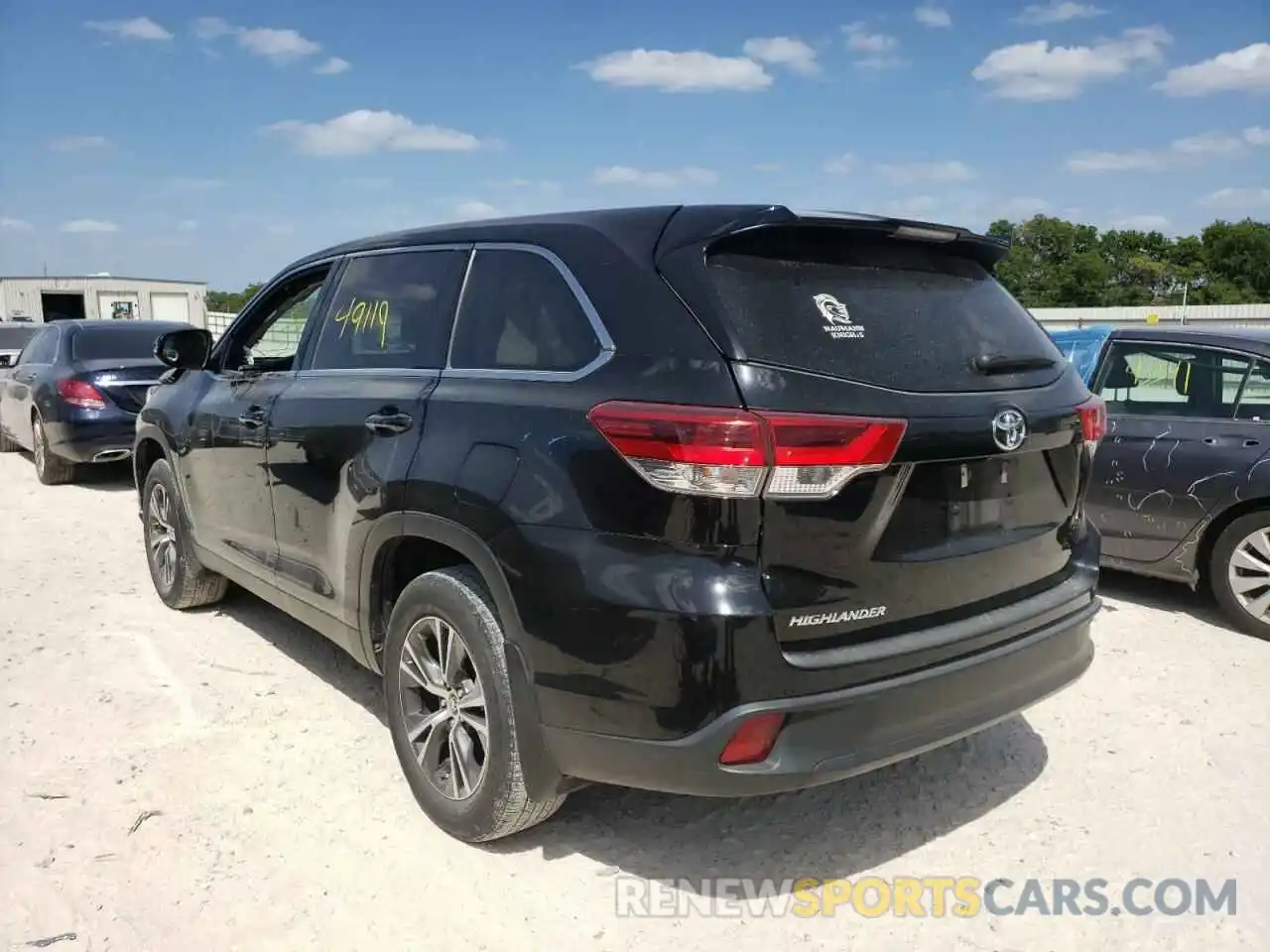 3 Photograph of a damaged car 5TDZARFH5KS046204 TOYOTA HIGHLANDER 2019