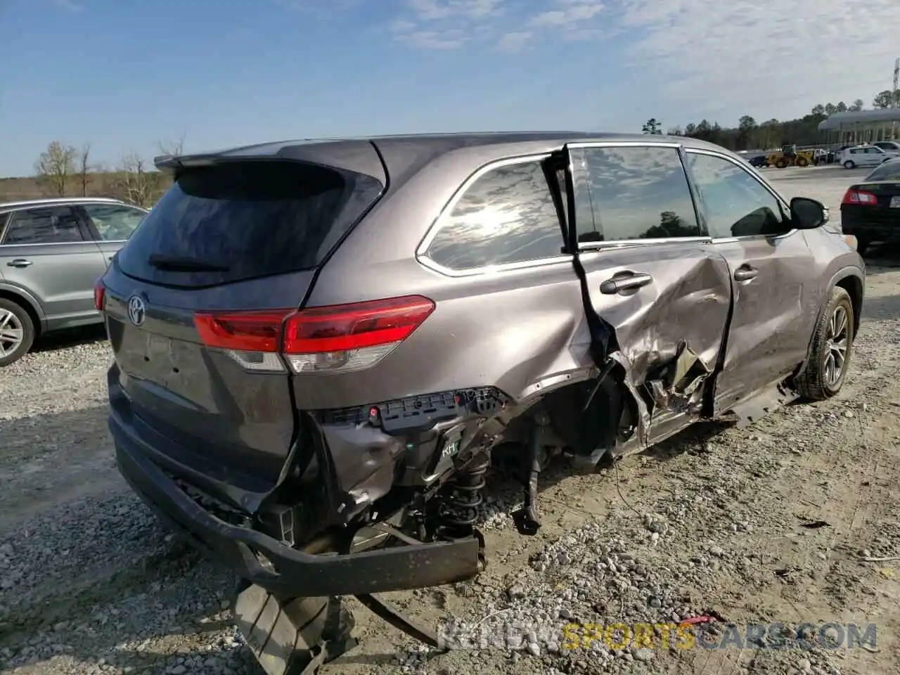 4 Photograph of a damaged car 5TDZARFH5KS046669 TOYOTA HIGHLANDER 2019