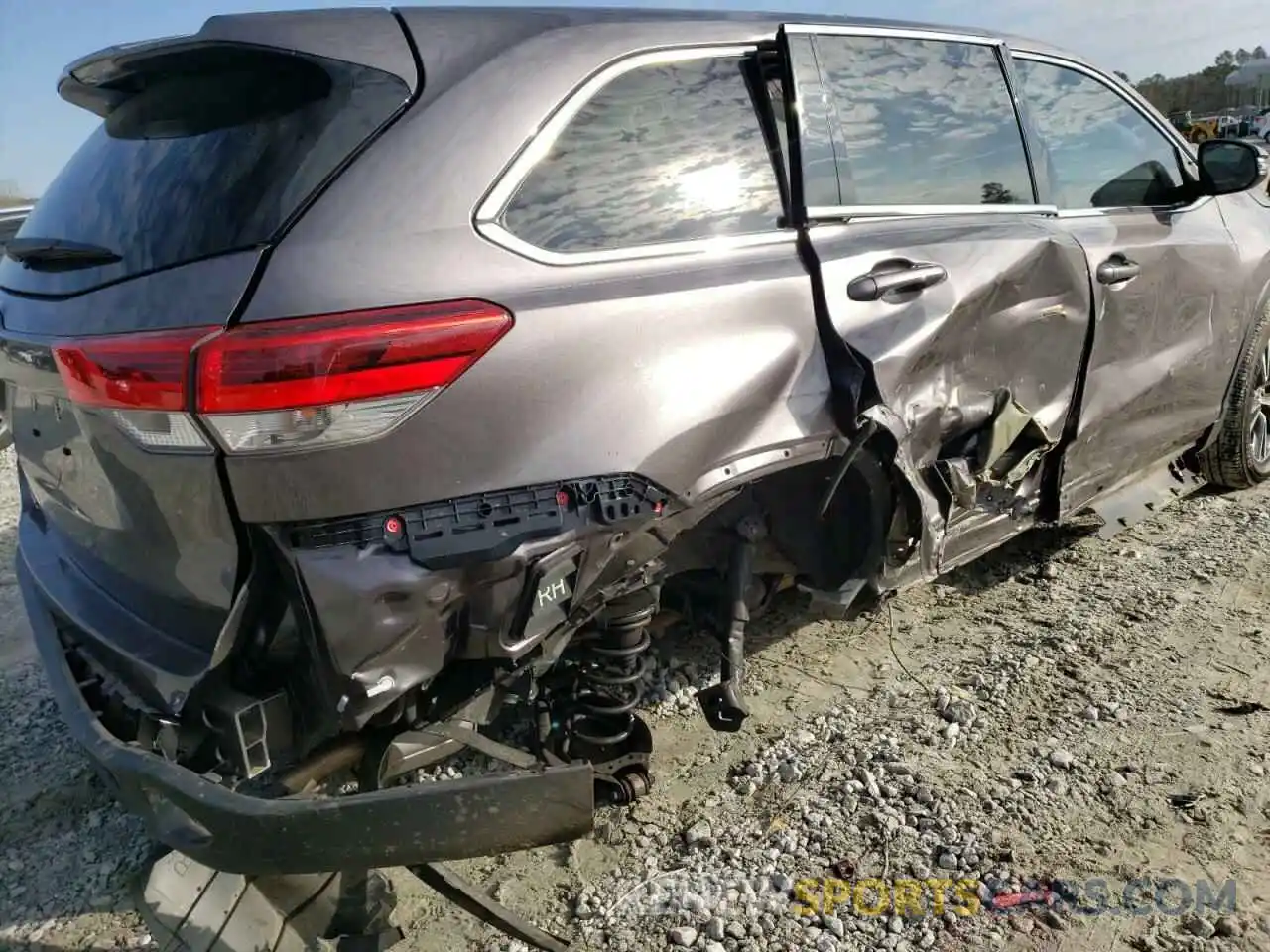 9 Photograph of a damaged car 5TDZARFH5KS046669 TOYOTA HIGHLANDER 2019