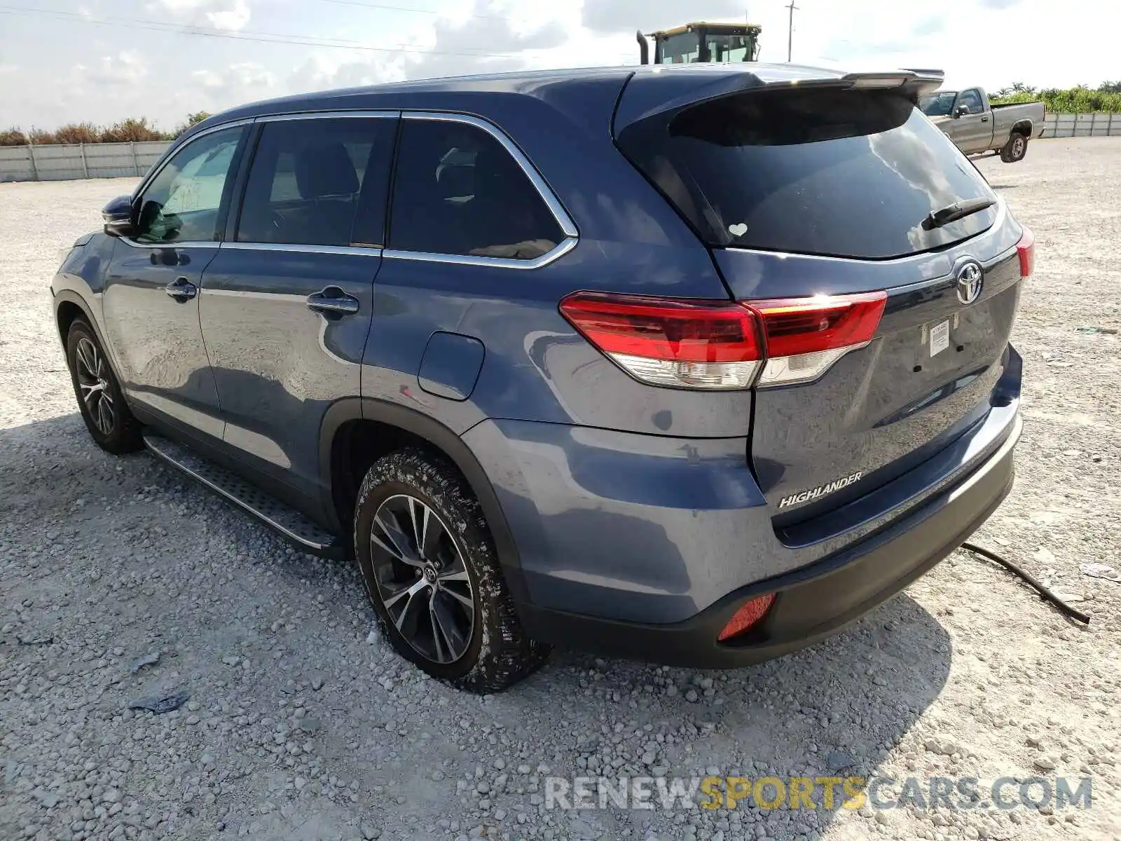 3 Photograph of a damaged car 5TDZARFH5KS047031 TOYOTA HIGHLANDER 2019