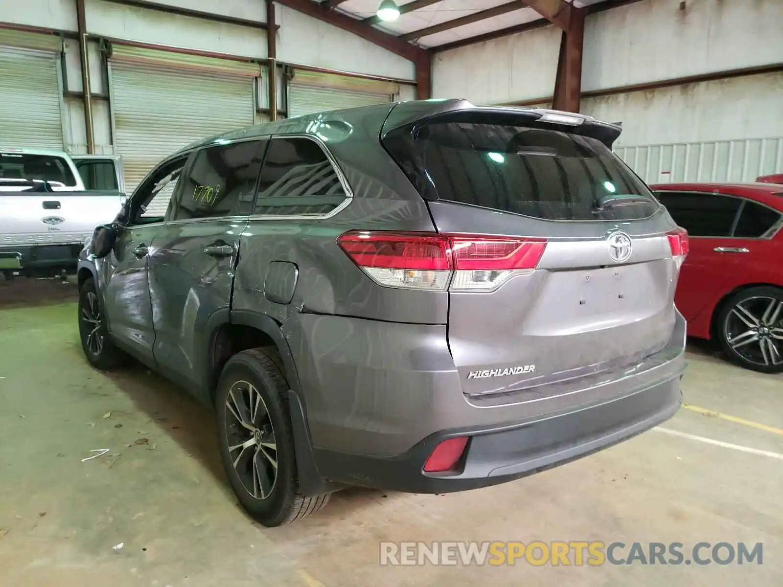 3 Photograph of a damaged car 5TDZARFH5KS047188 TOYOTA HIGHLANDER 2019