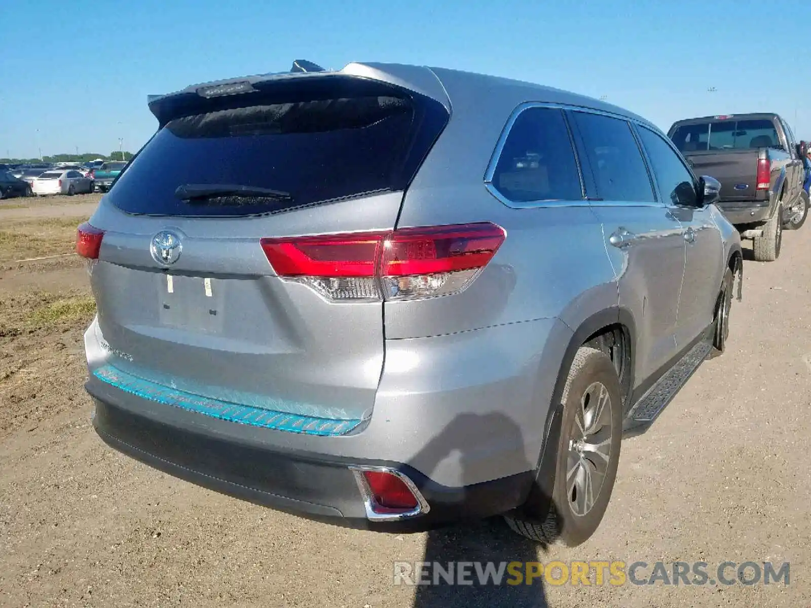 4 Photograph of a damaged car 5TDZARFH5KS047370 TOYOTA HIGHLANDER 2019