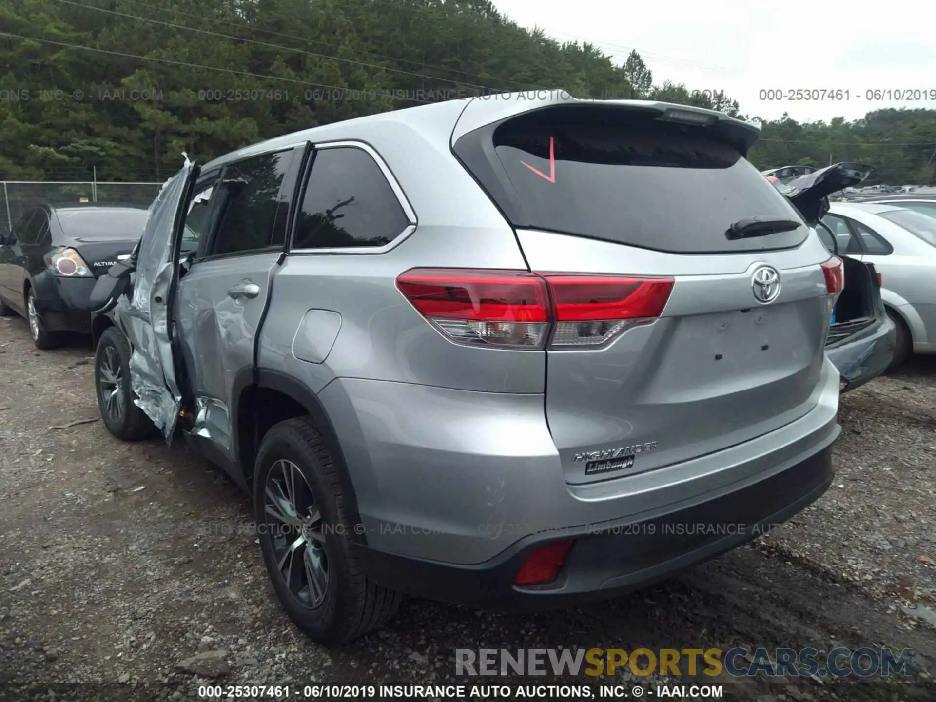 3 Photograph of a damaged car 5TDZARFH5KS047465 TOYOTA HIGHLANDER 2019