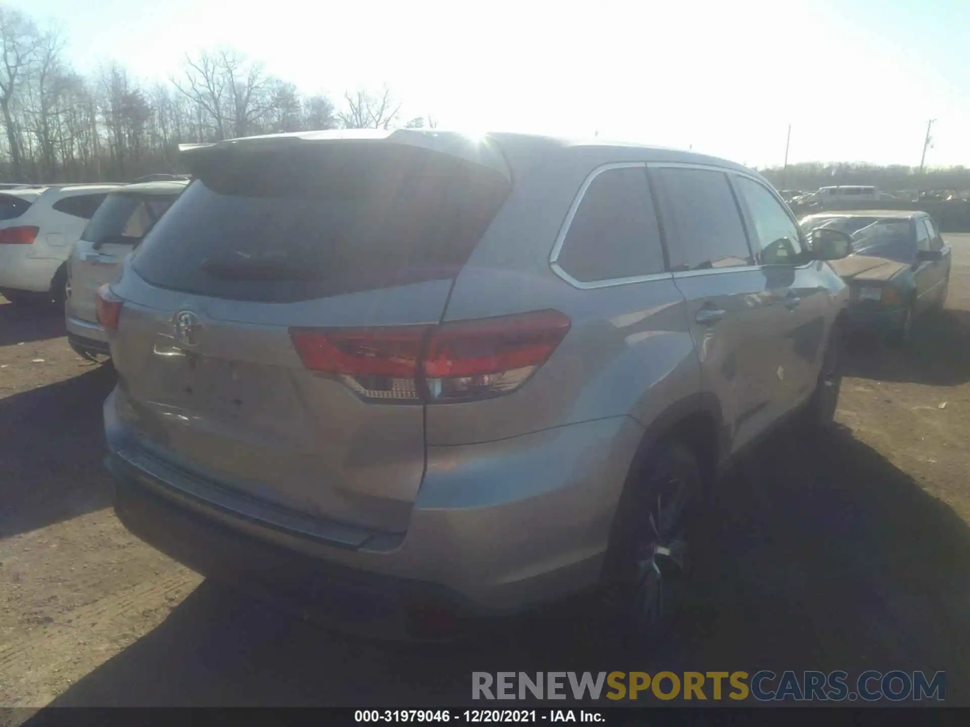 4 Photograph of a damaged car 5TDZARFH5KS049894 TOYOTA HIGHLANDER 2019