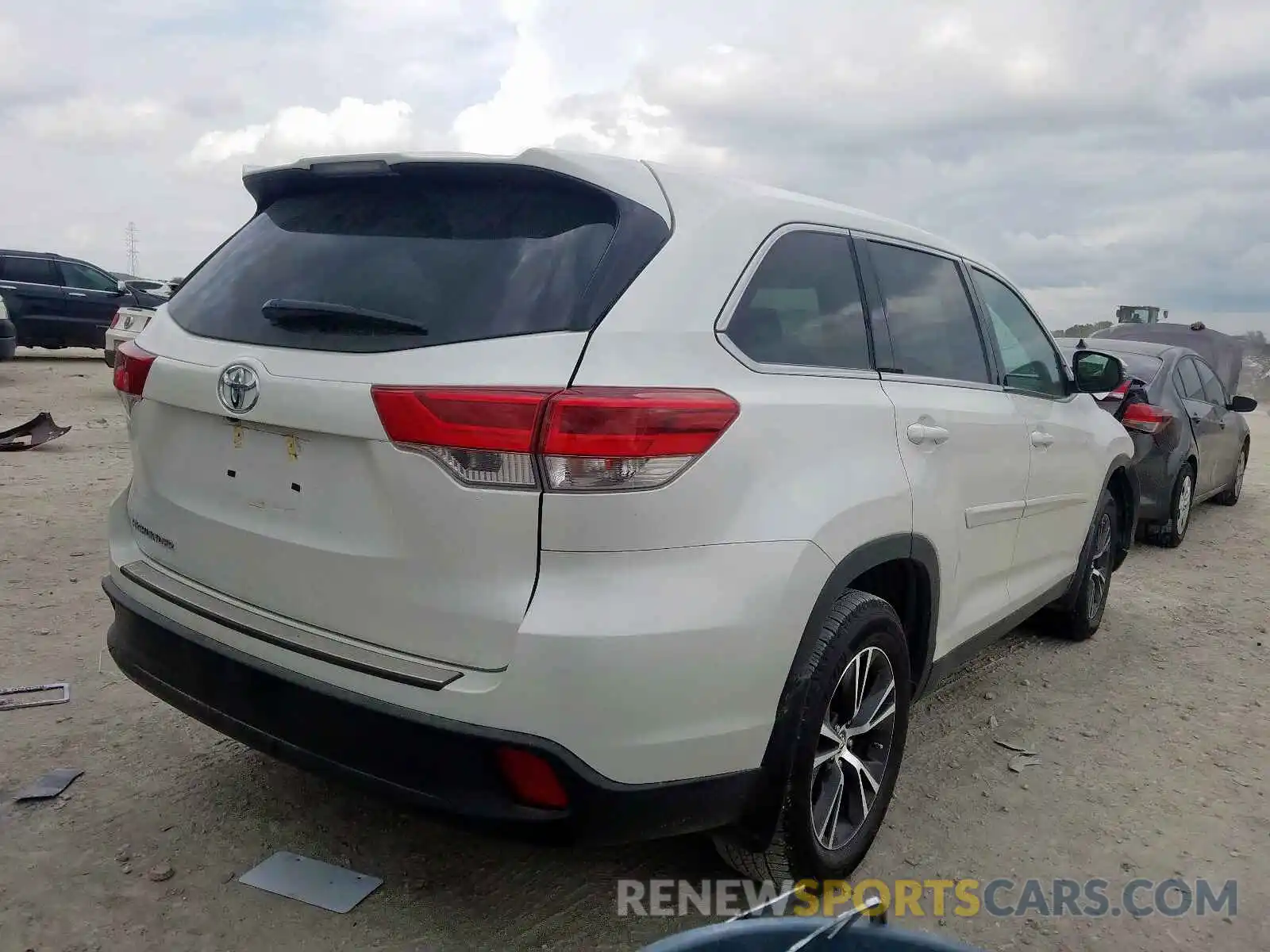 4 Photograph of a damaged car 5TDZARFH5KS052195 TOYOTA HIGHLANDER 2019