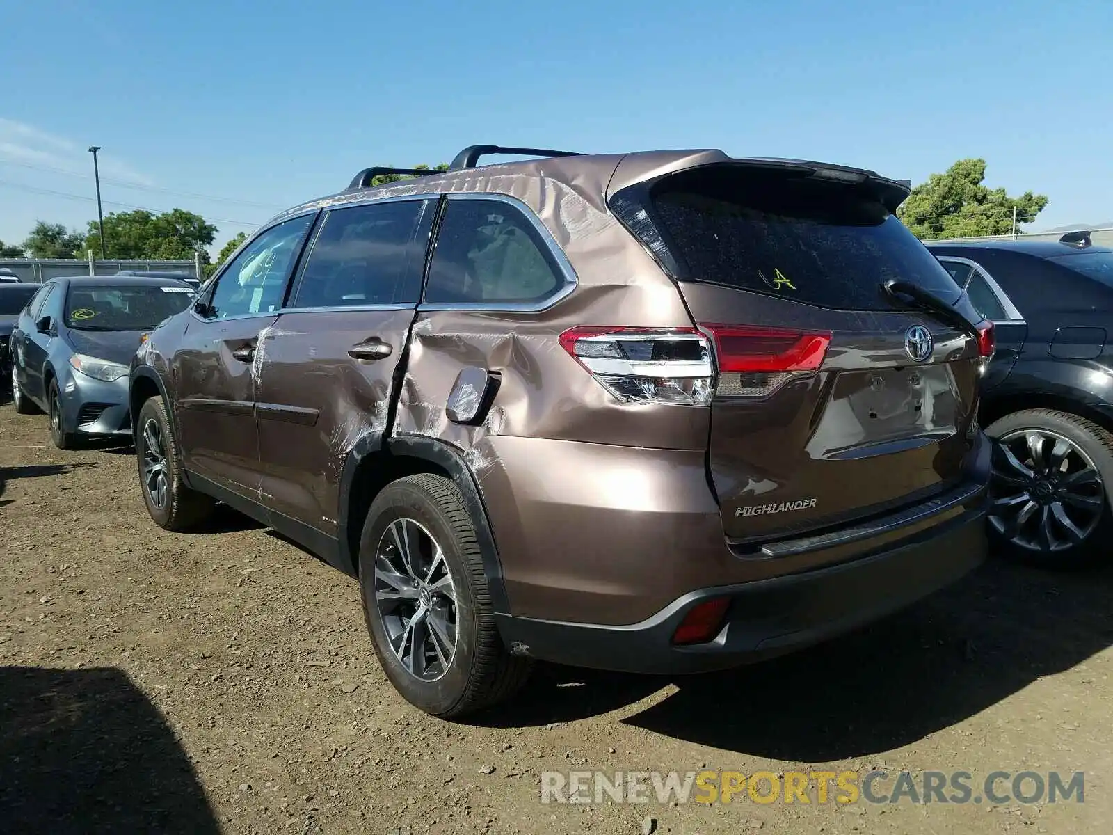 3 Photograph of a damaged car 5TDZARFH5KS052326 TOYOTA HIGHLANDER 2019