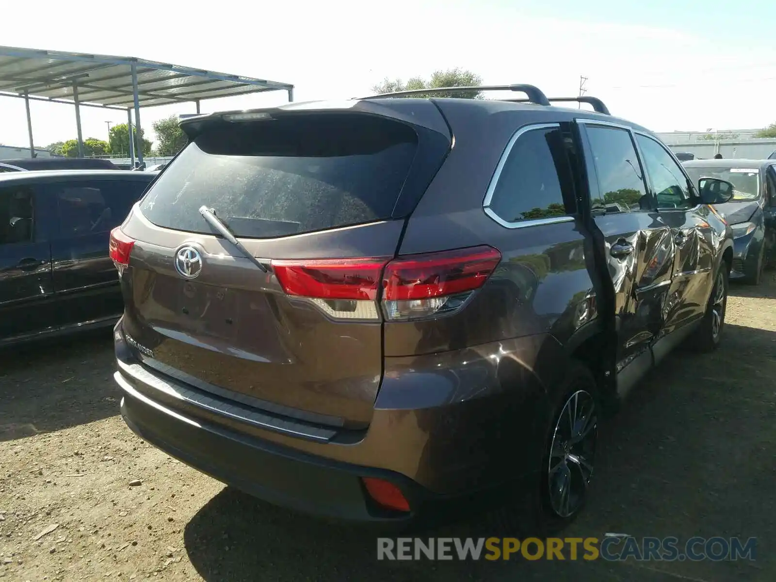 4 Photograph of a damaged car 5TDZARFH5KS052326 TOYOTA HIGHLANDER 2019