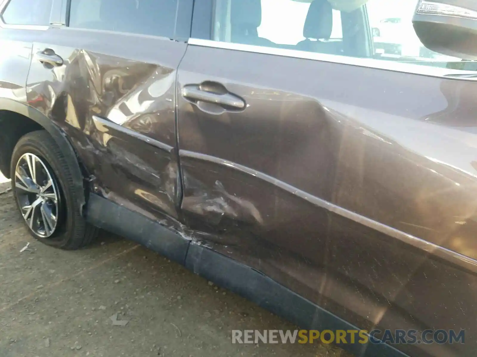 9 Photograph of a damaged car 5TDZARFH5KS052326 TOYOTA HIGHLANDER 2019