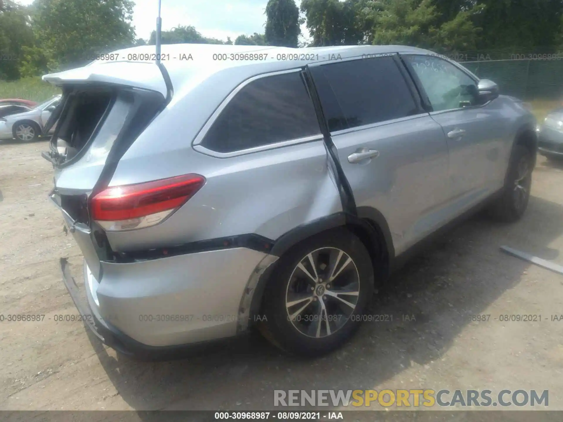 4 Photograph of a damaged car 5TDZARFH5KS053363 TOYOTA HIGHLANDER 2019